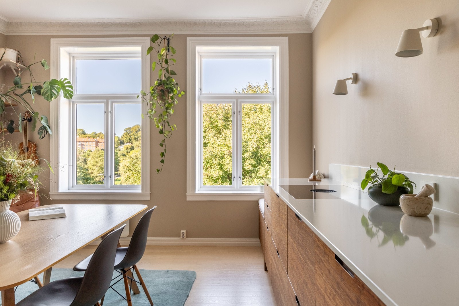 Alle veggflater ble malt i 2020, samt parkettgulv ble slipt i 2019. Galleribilde