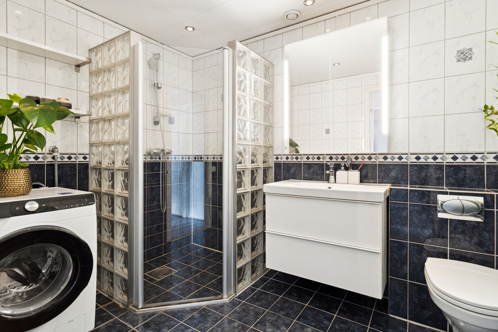 Av utstyr finner du gulvvarme, vegghengt servantinnredning, dusjnisje, vegghengt toalett, mekanisk avtrekk og opplegg for vaskemaskin. Galleribilde