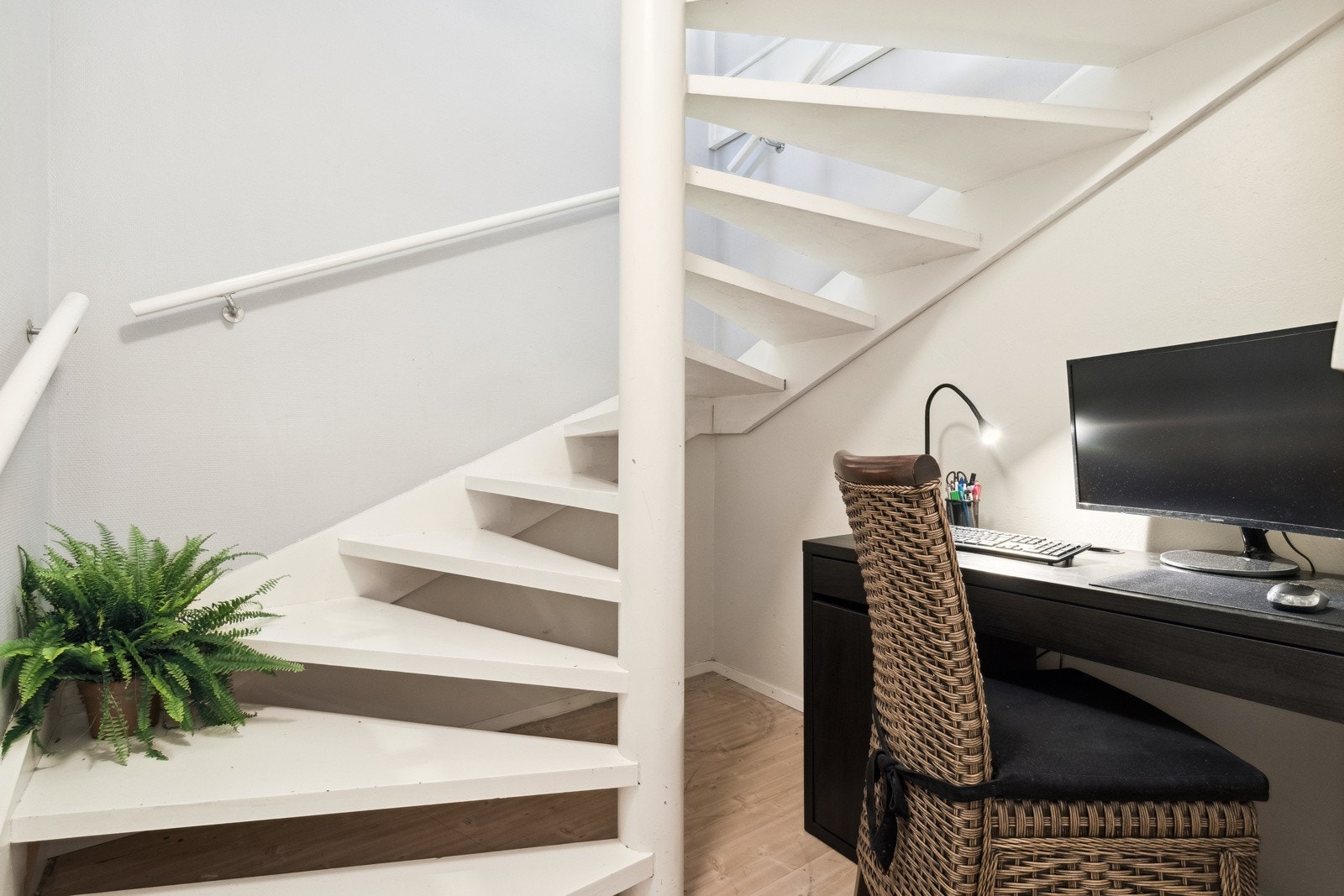 Under trappen i kjelleren er det satt inn en praktisk løsning med kontor. Galleribilde