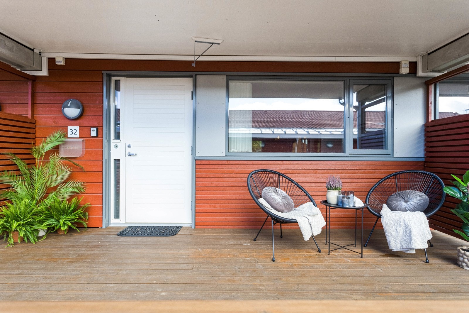 Egen inngangsparti med terrasse og god plass til utemøbler. Galleribilde