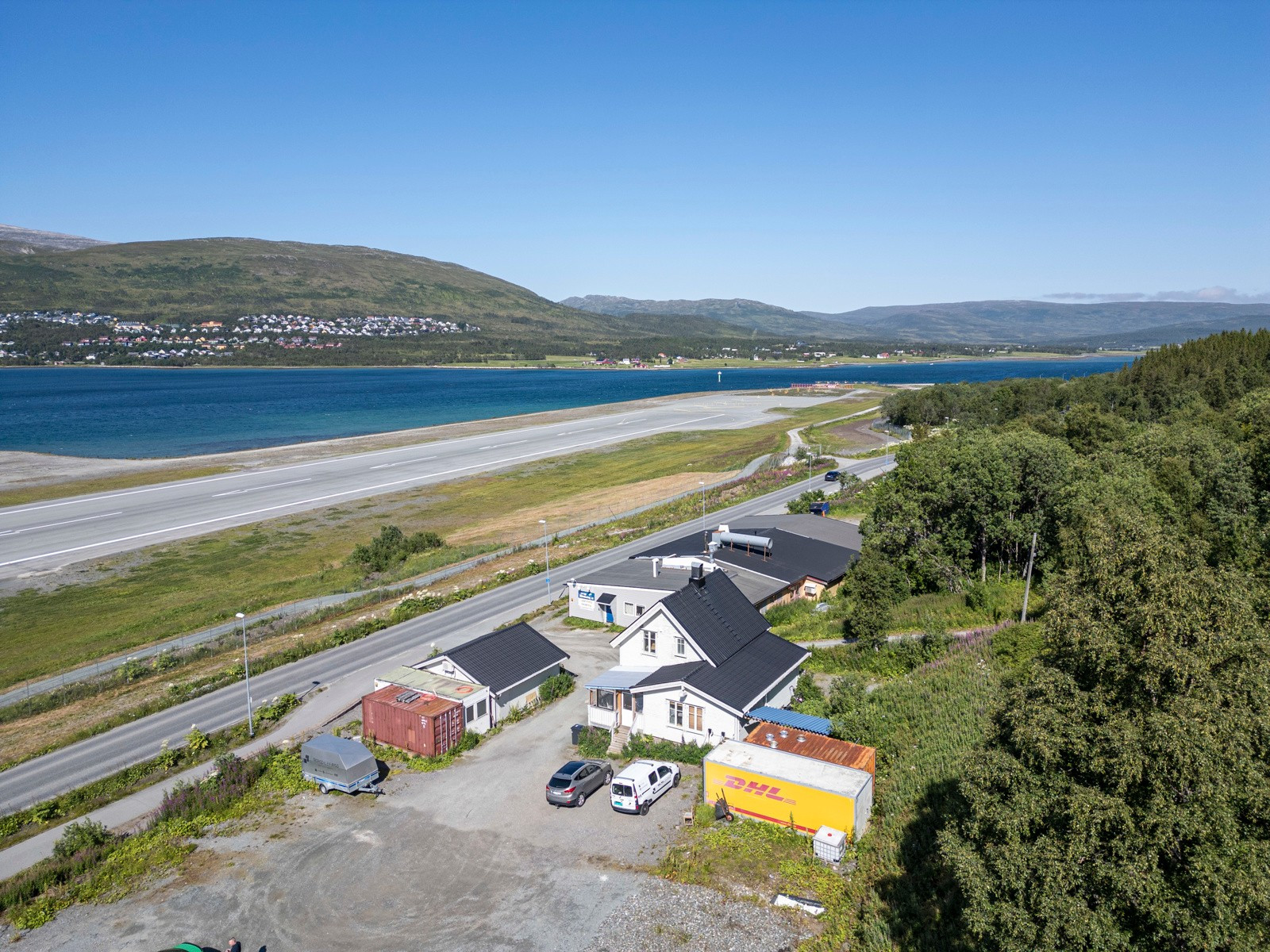 Eiendommen har stor garasje med lagringsbrakke i tilknytning bak.