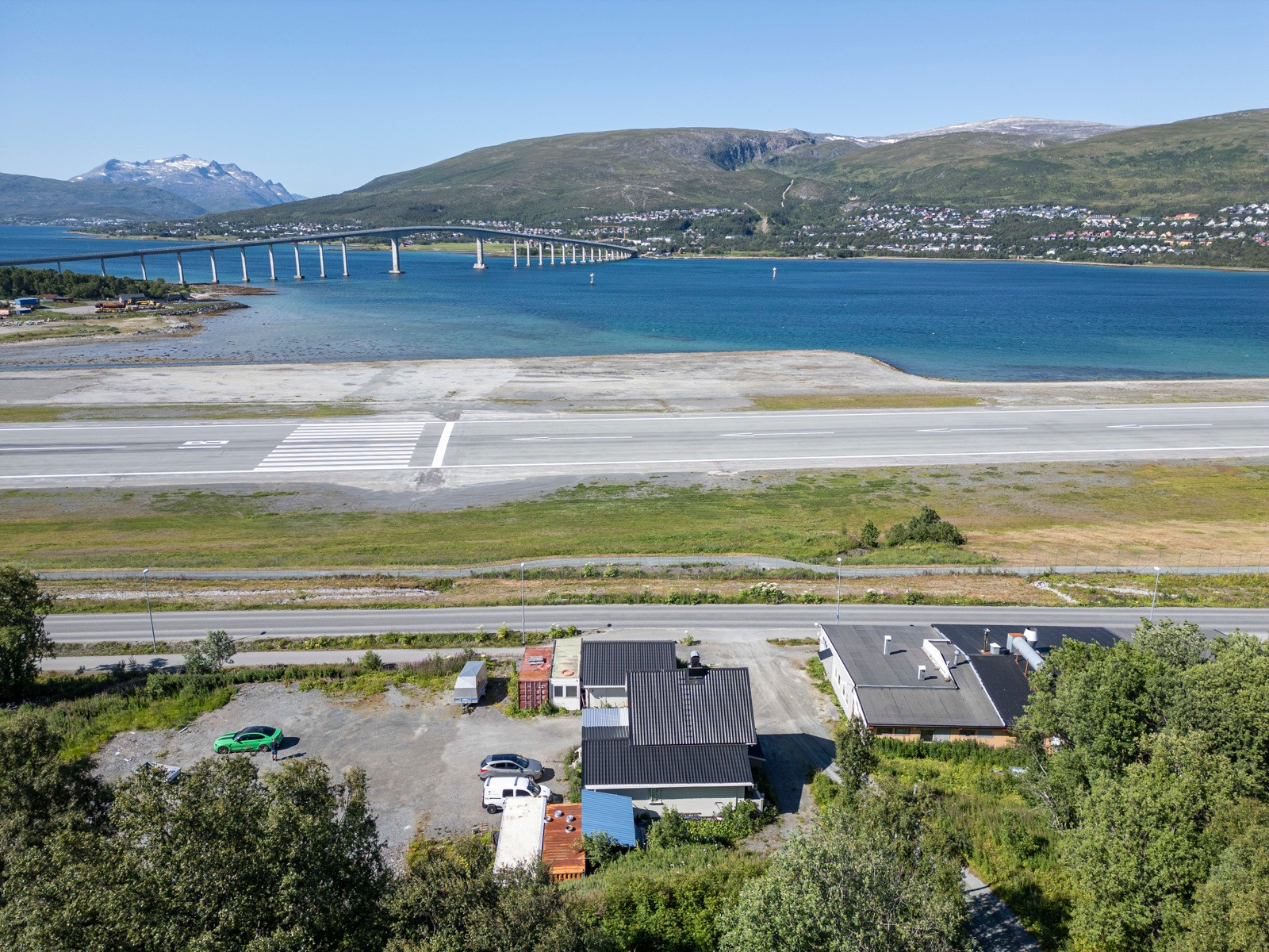 Eiendommen er regulert til fremtidig næringsvirksomhet. Eiendommen er nært praktiske servicetilbud, flyplass og Nordøya.