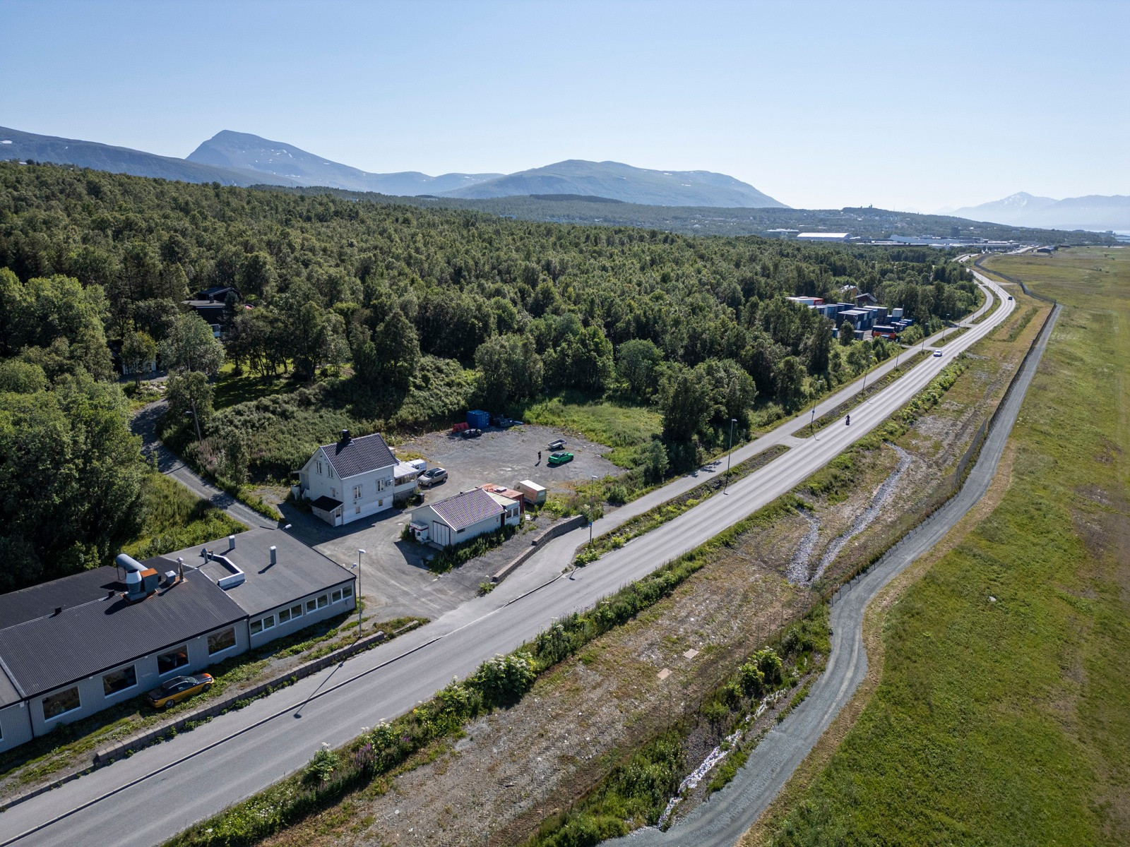 Romslig innkjørsel inn til tomt.