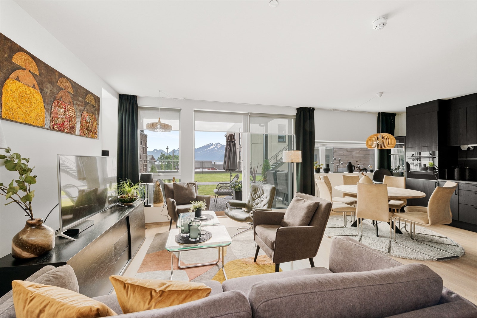 Leiligheten ligger i en høy 1.etg med terrasse og hage rett utenfor, og nydelig utsikt mot Sunnmørsalpene, Storfjorden og Hjørundfjorden Galleribilde