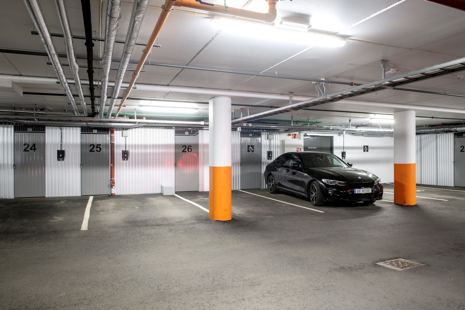 Flott parkeringsanlegg. Parkeringen er det hvor det står en bil per i dag Galleribilde