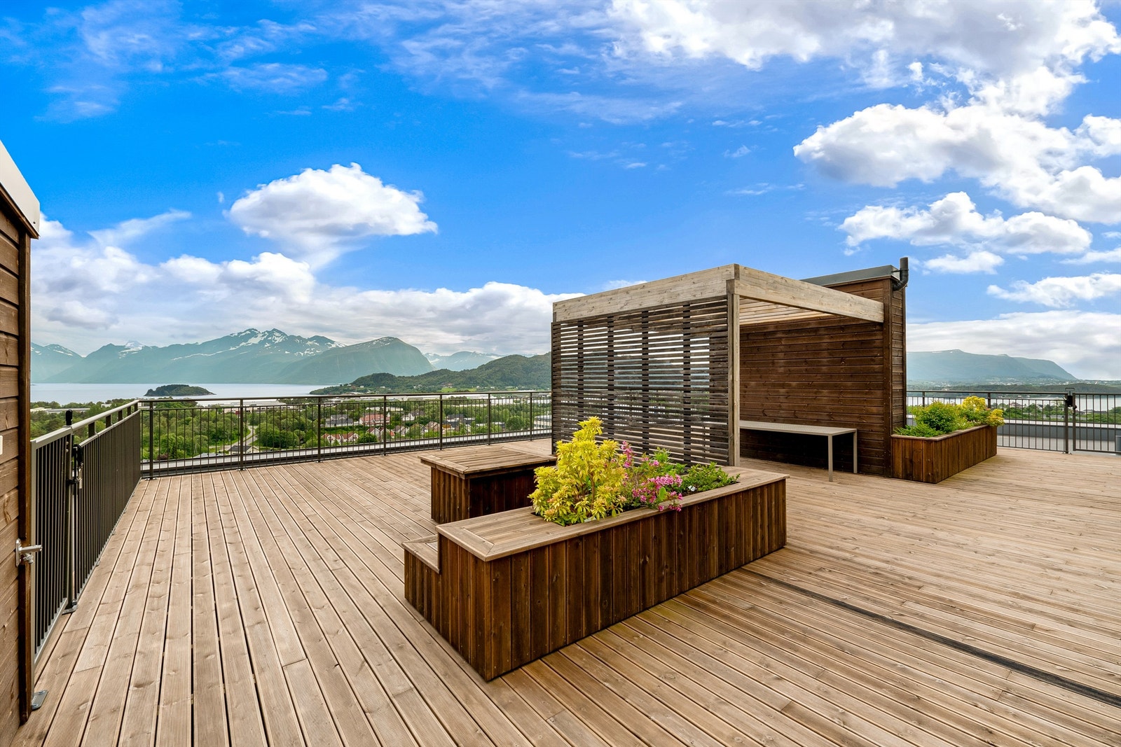 I blokken er det tillaget en flott takterrasse med nydelig utsikt mot syd, øst og vest. Her er det sol til ca. 23:00 midtsommer Galleribilde