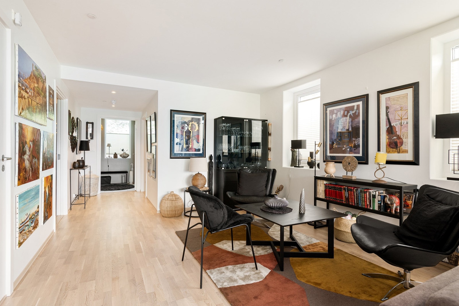 Godt med vindusflater i stuen, som gir godt lyssinnslipp Galleribilde