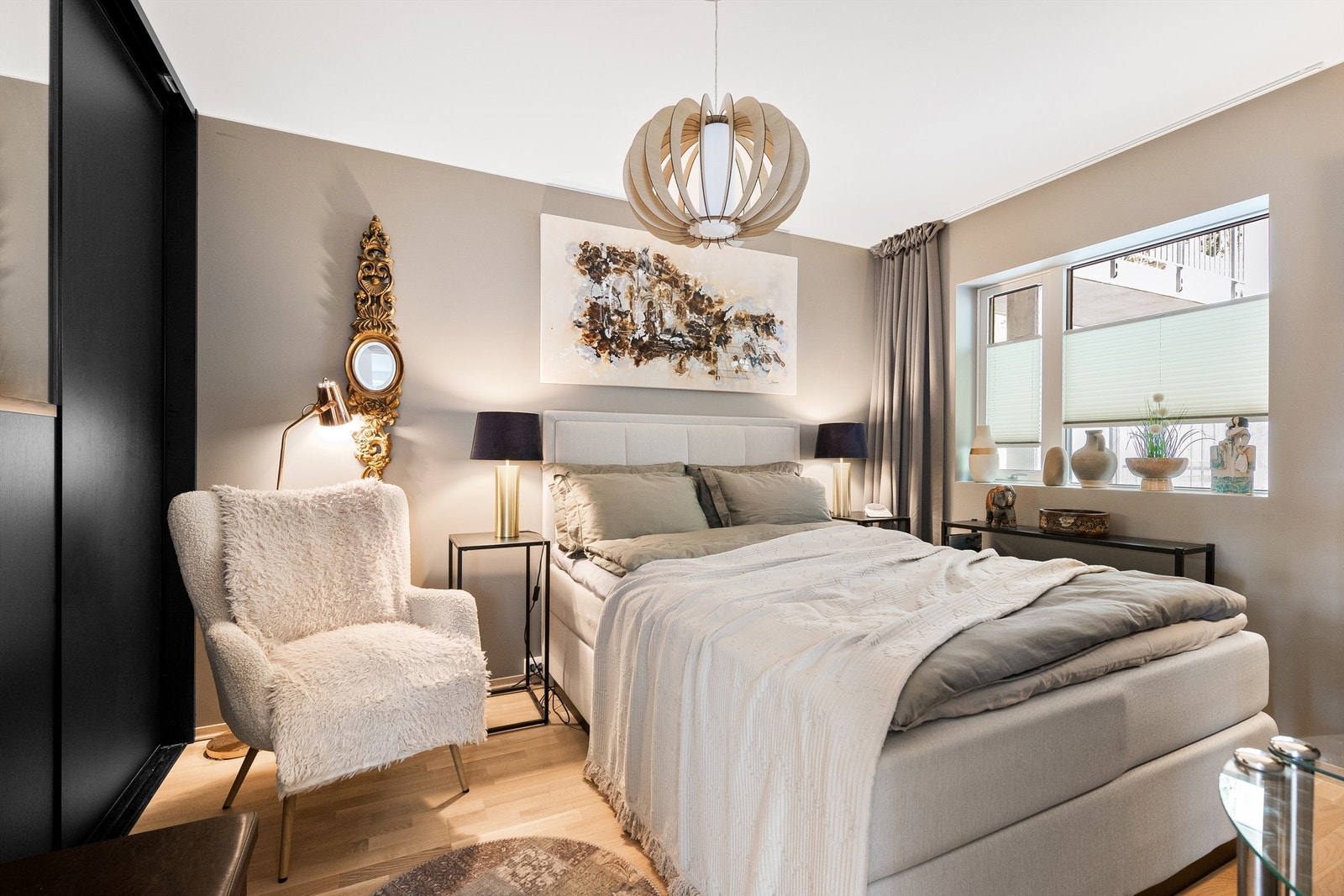 Romslig og lekkert soverom med flott skyvedørsgarderobe Galleribilde