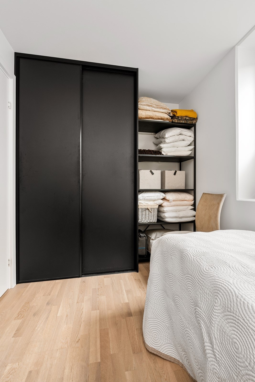 Soverom 2 med skyvedørsgarderobe Galleribilde