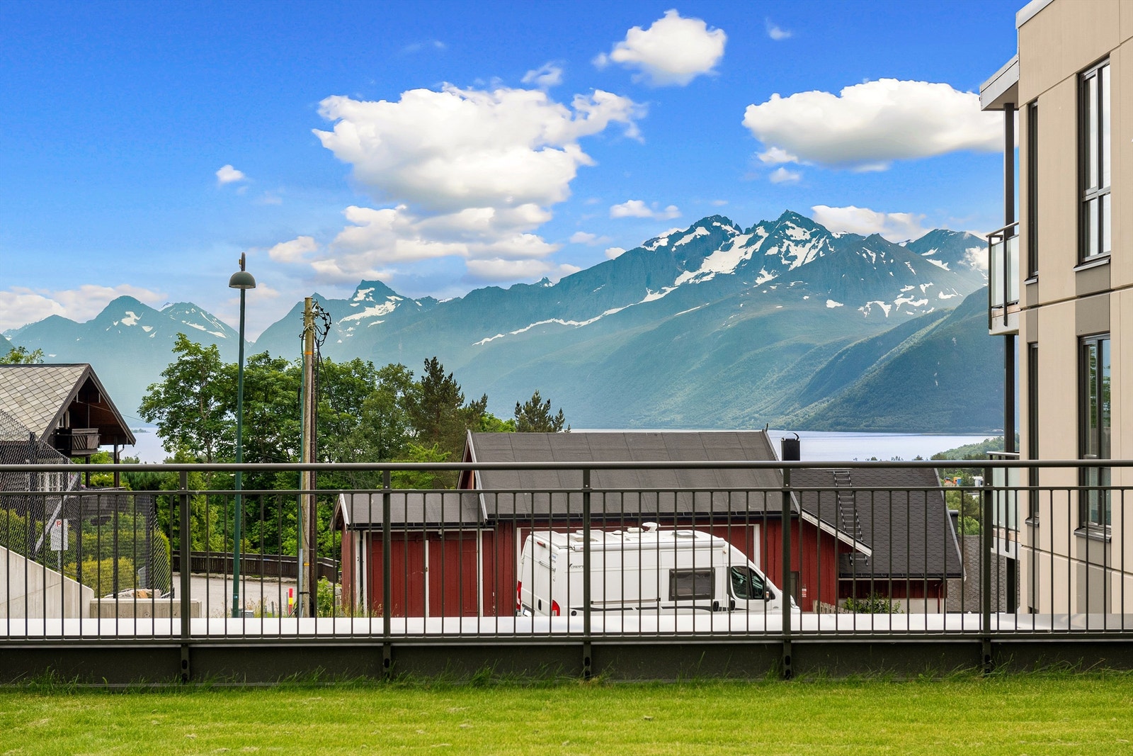 Nydelig utsikt mot Sunnmørsalpene, Storfjorden og Hjørundfjorden Galleribilde