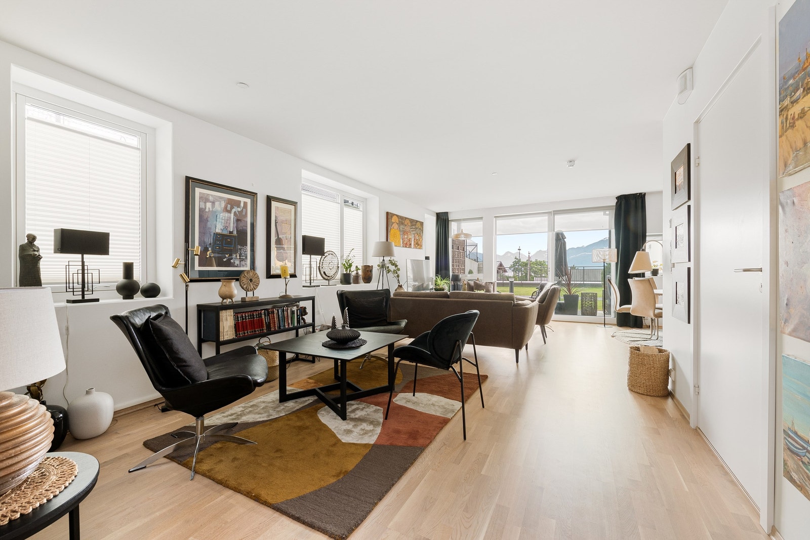 Stue med plass til flere soner, og med flott utsikt ut Galleribilde