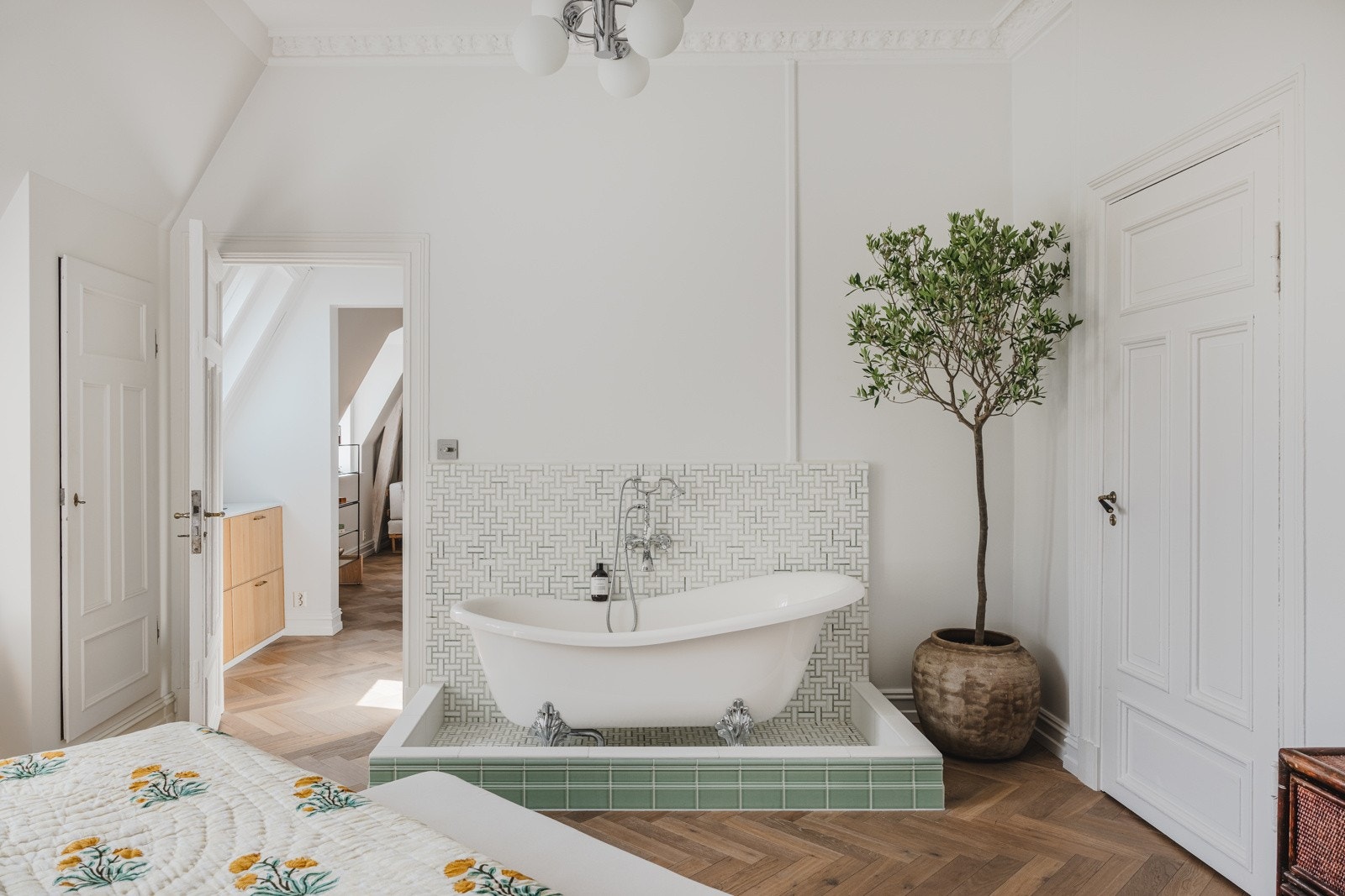 Drømmesoverom med badekar. Galleribilde