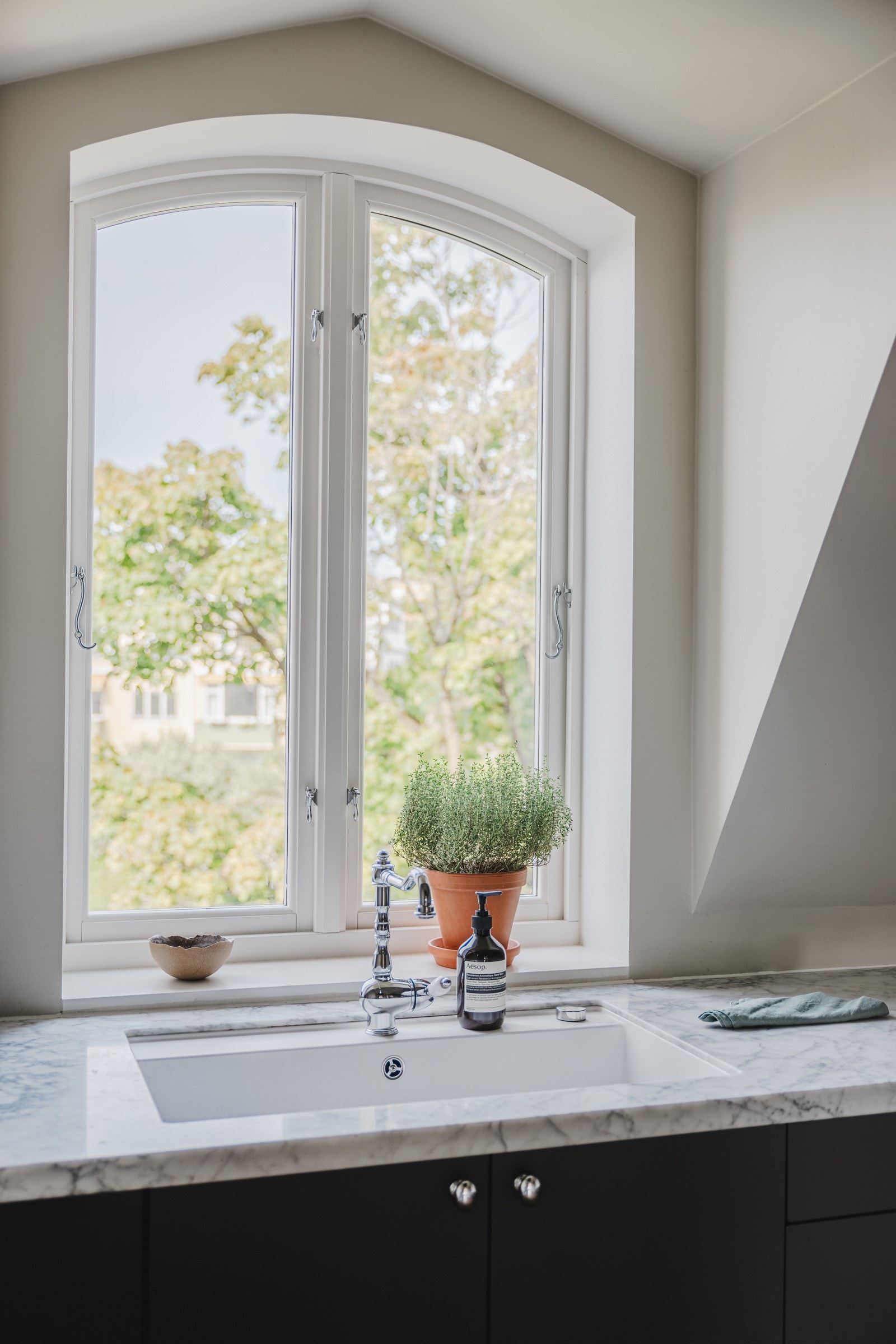 Vakkert utsnitt fra kjøkkenvindu. Galleribilde