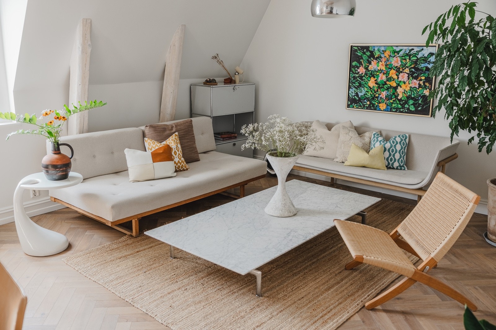 Slette, lyse overflater i stue. Galleribilde