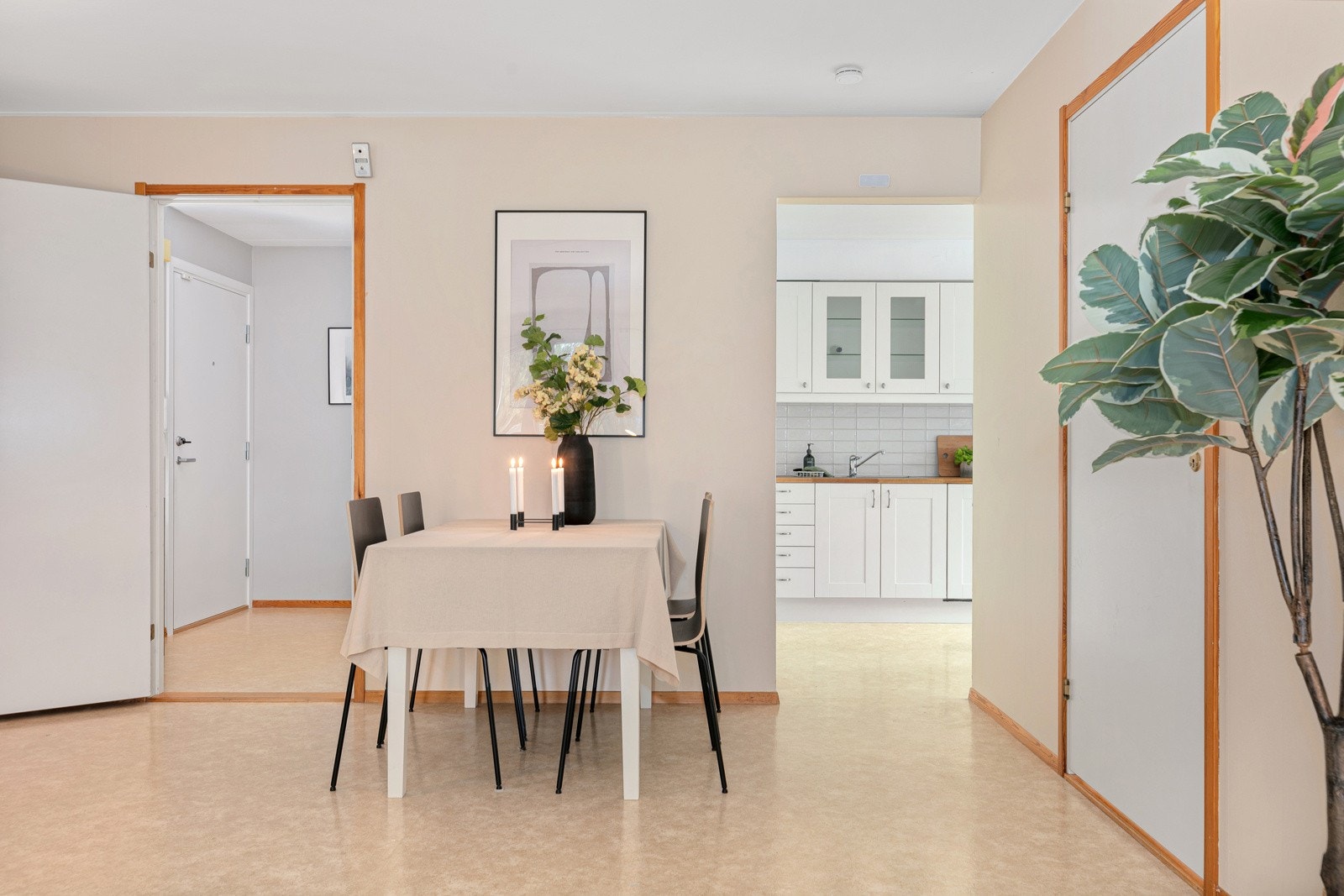 Fra stuen er det inngang til kjøkkenet Galleribilde