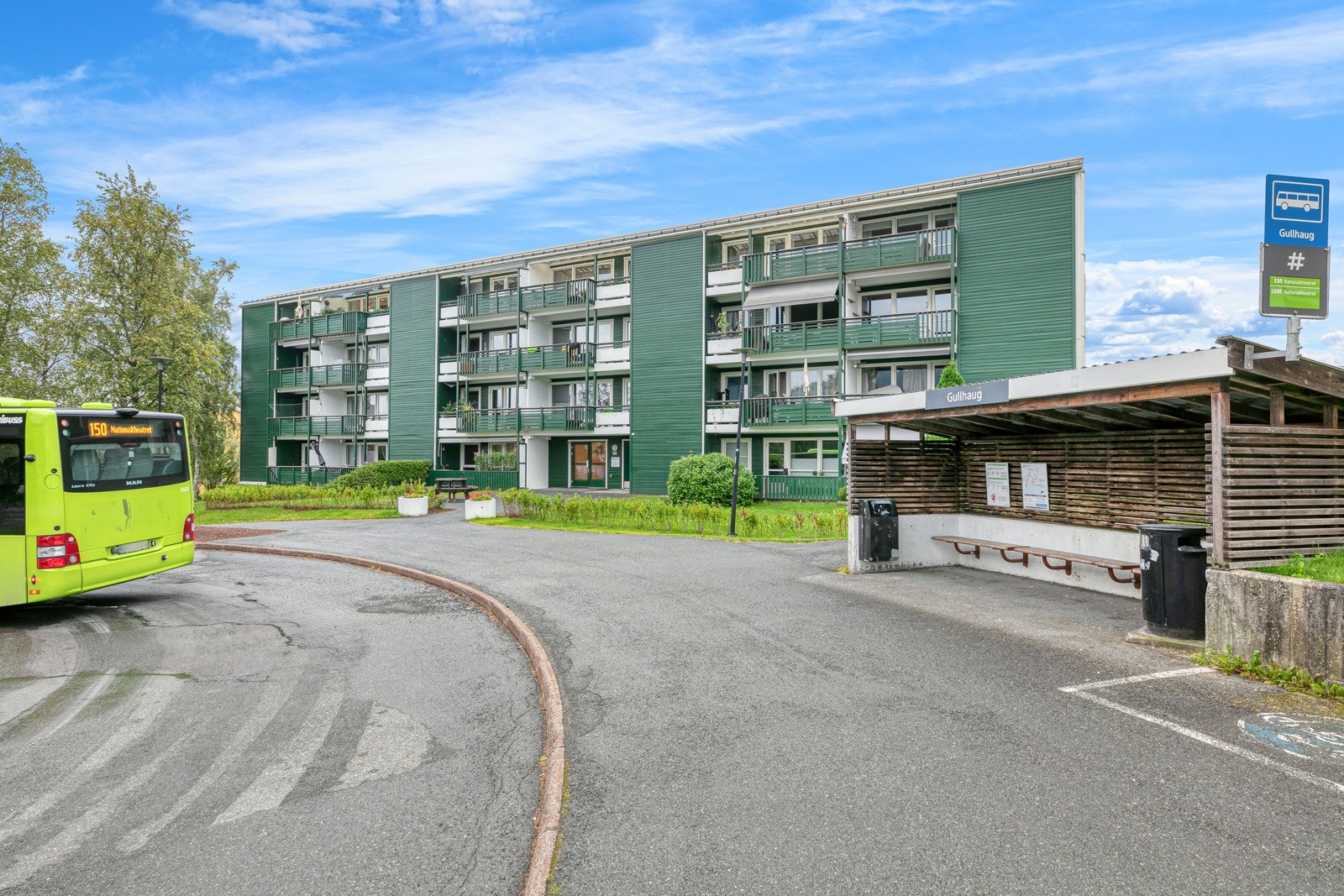 Gullhaug bussholdeplass rett utenfor med avganger til Bekkestua/Lysaker/Oslo og ekspressbuss til Oslo i rushtiden Galleribilde