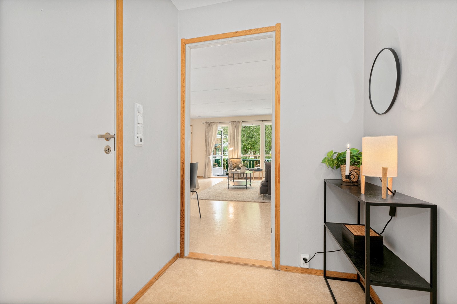 Entre med plass til oppbevaringsmøbel Galleribilde