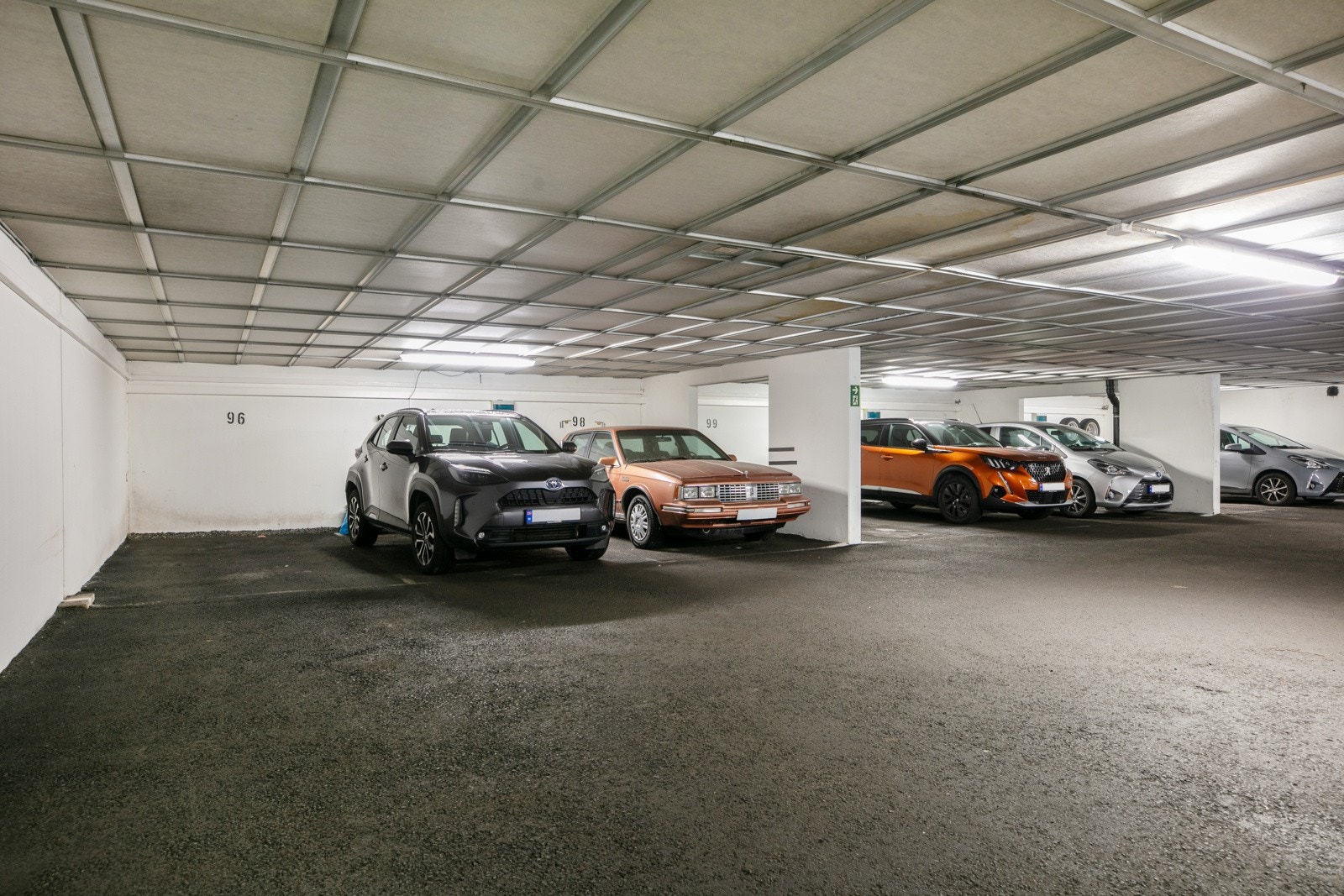 Parkeringsplass i felles anlegg under blokken Galleribilde