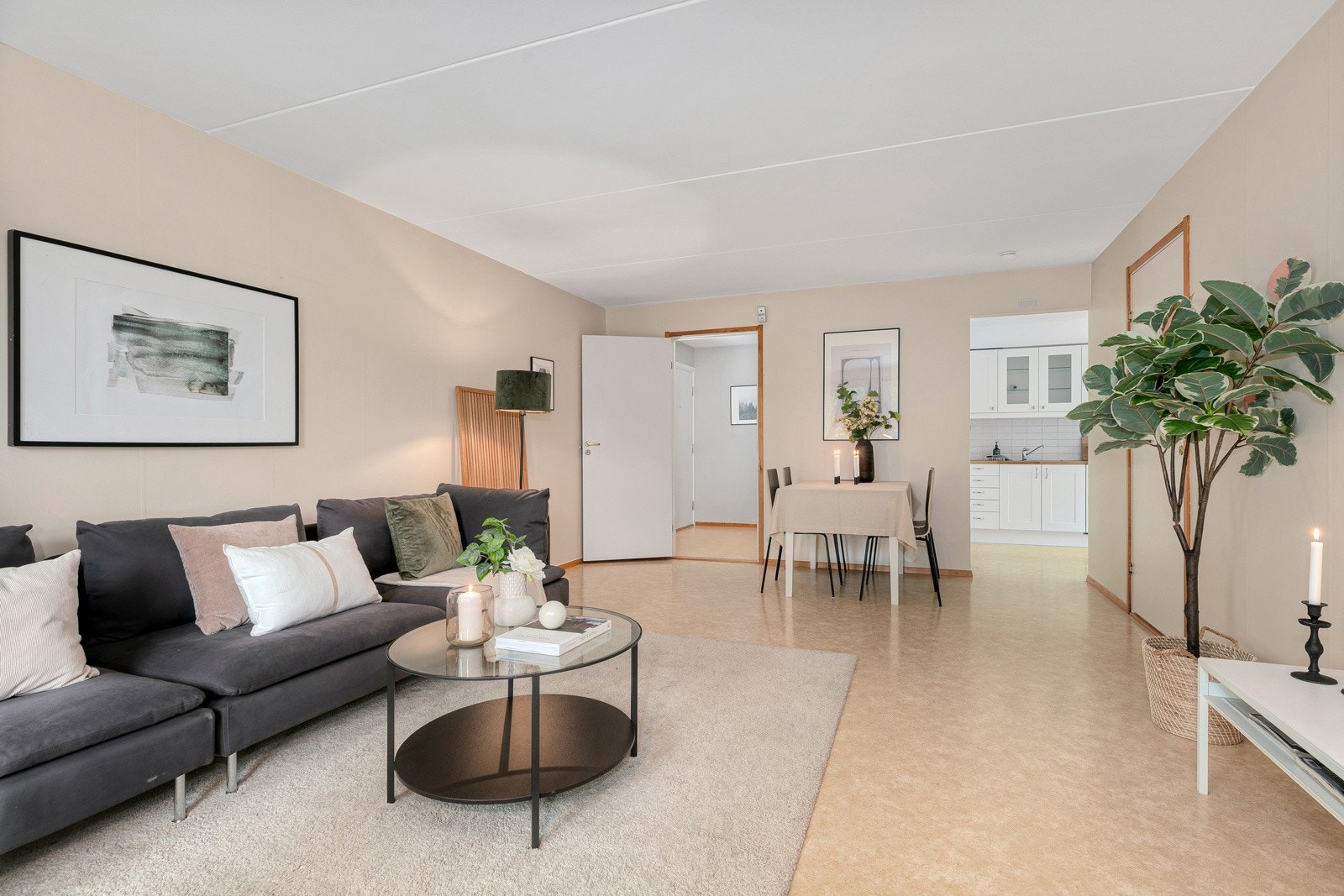 Linoleumsbelegg på gulvet og malte overflater på vegger og tak Galleribilde