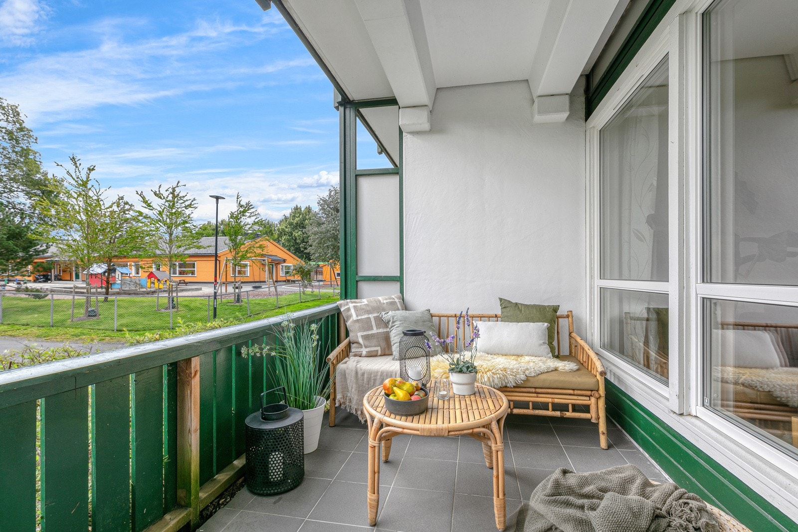 Overbygd terrasse på ca 7,5 m2 med flislagt gulv Galleribilde