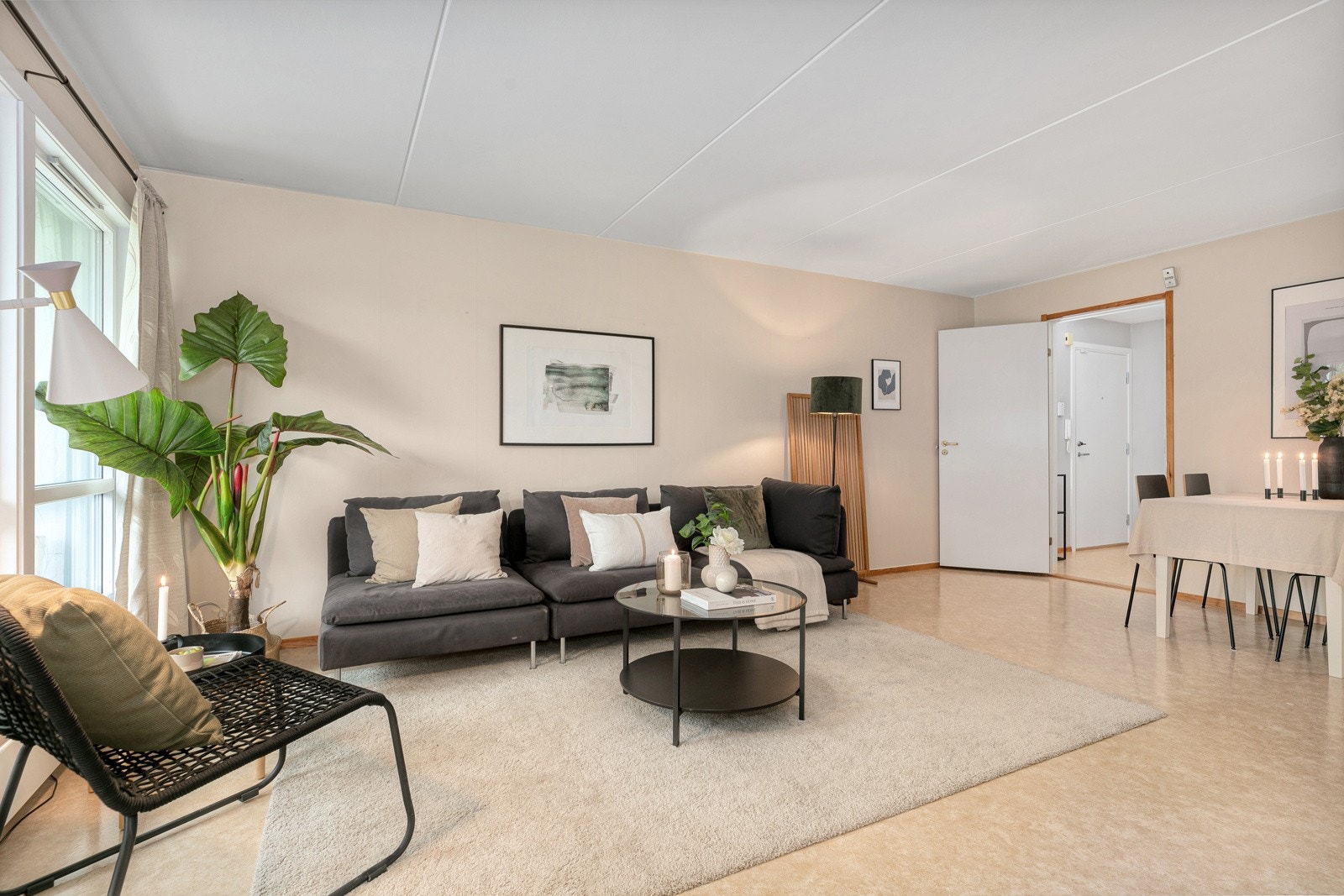 Store vindusflater ut mot terrassen som sørger for godt lys inn i rommet Galleribilde