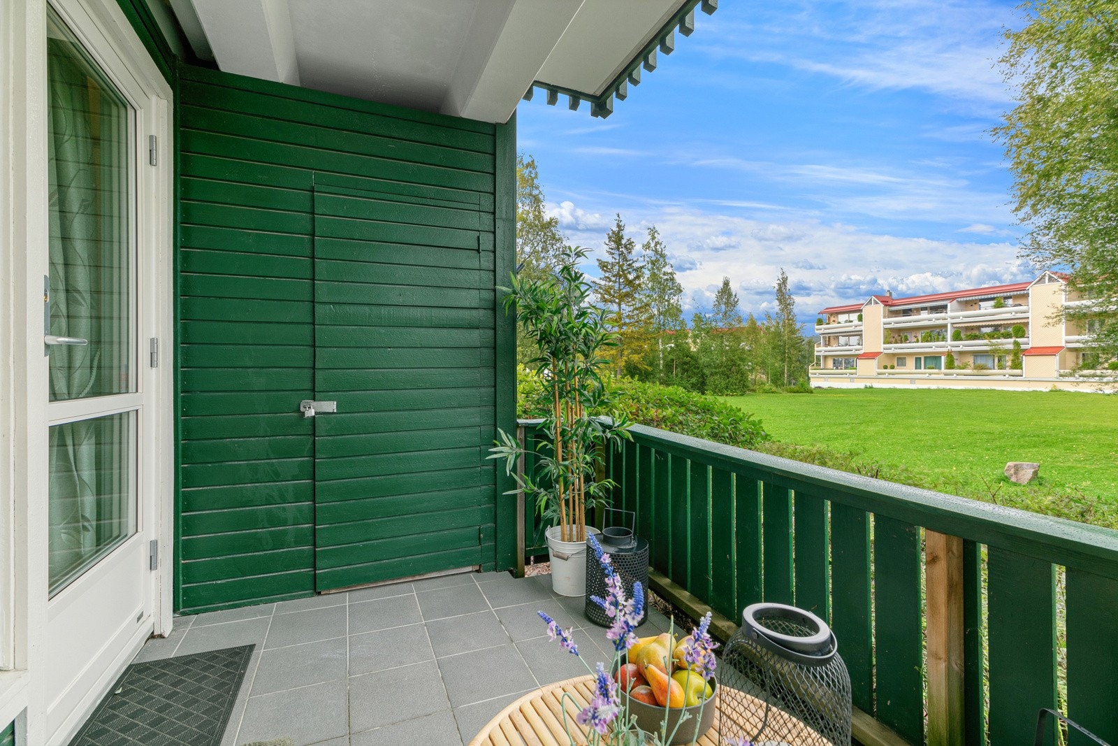 Terrassen er østvendt, og det oppbevaringsplass i bod Galleribilde