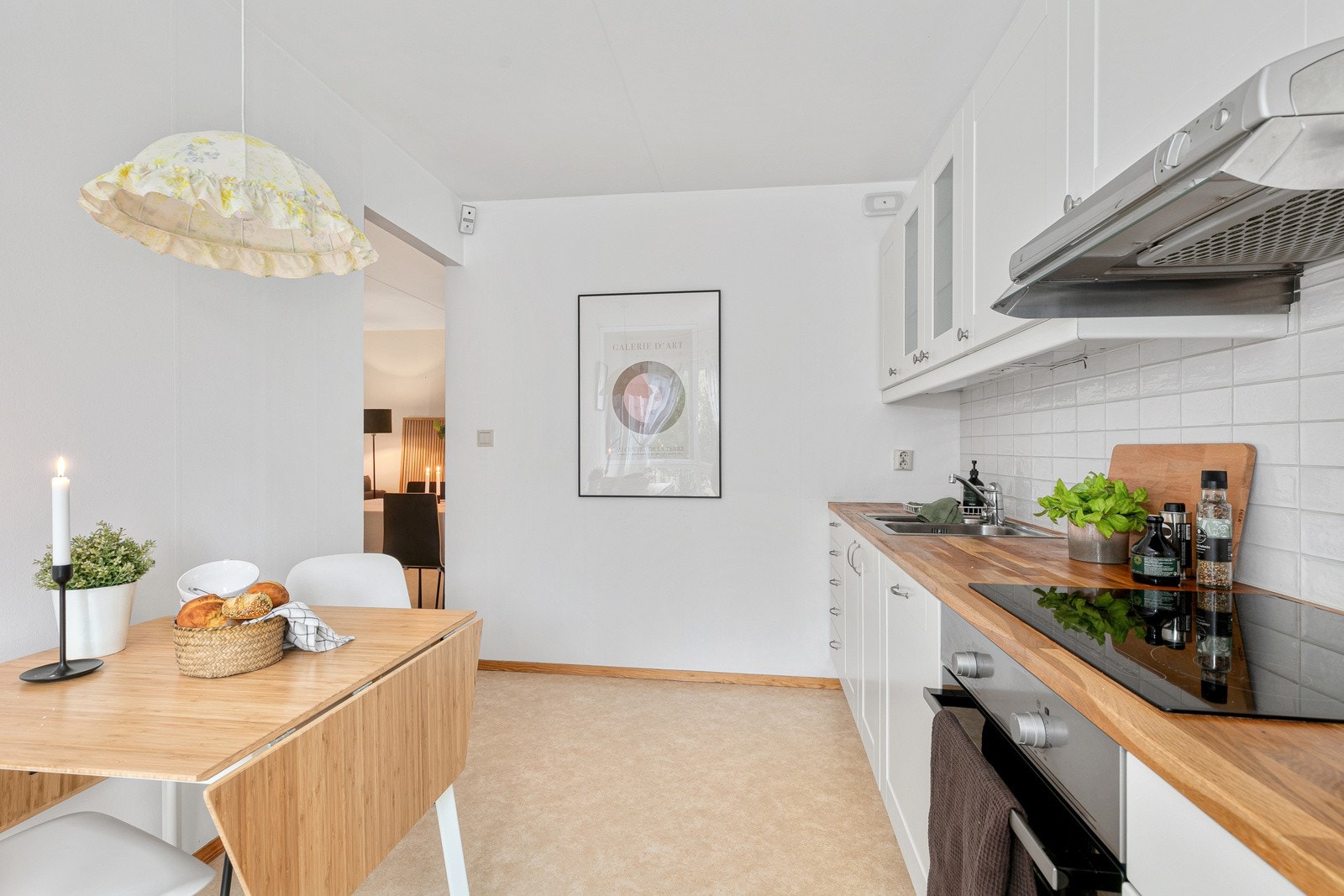 Over benkeplaten er det sprutbeskyttelse i form av fliser Galleribilde