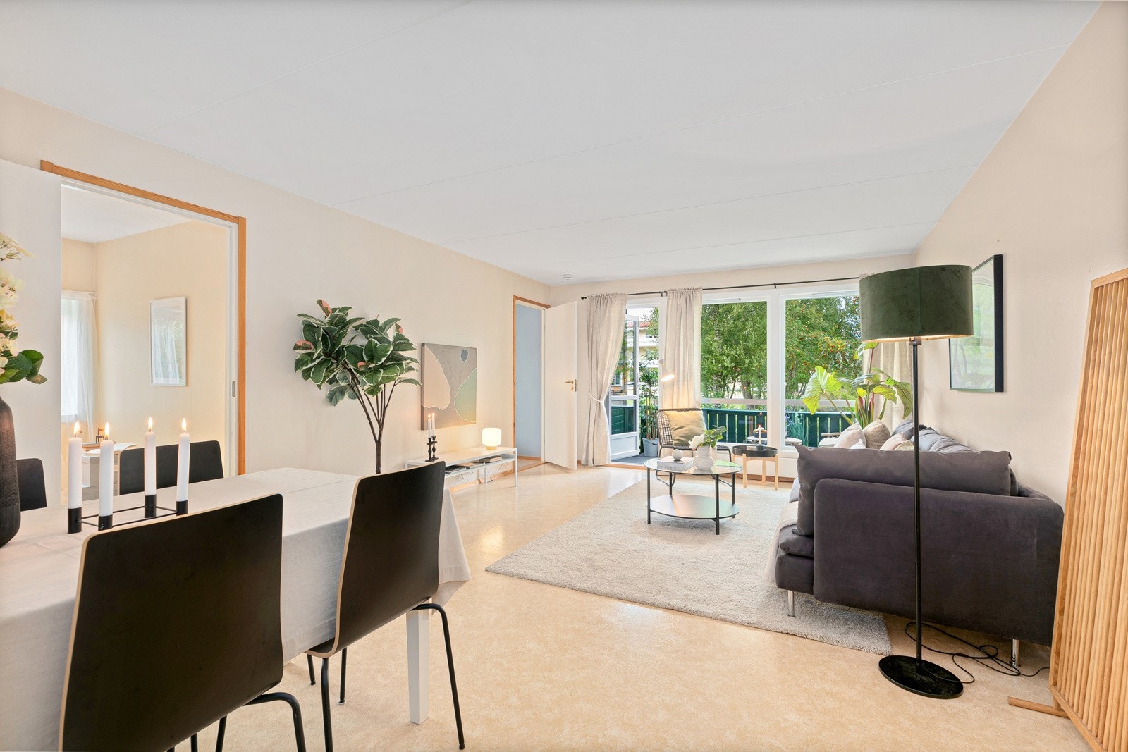 Romslig stue med plass til både sofagruppe og spisebord Galleribilde