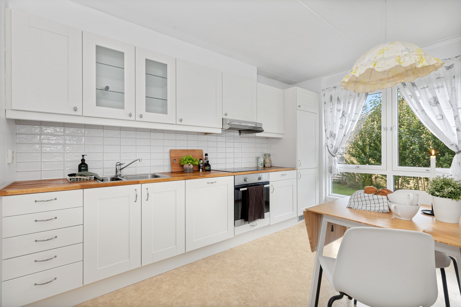 Kjøkkenet ble pusset opp i 2010 med Integrert hvitevarer og heltre benkeplate Galleribilde