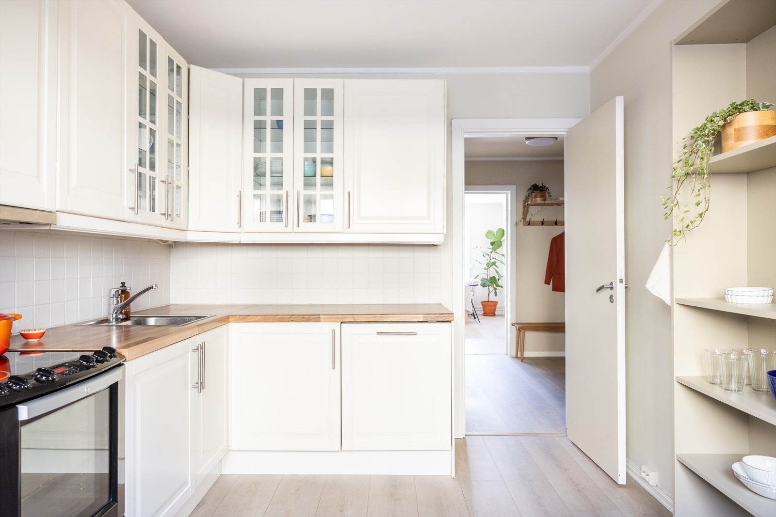 Det er lagt slitesterk laminat på alle gulv i 2021, bortsett fra bad. Galleribilde