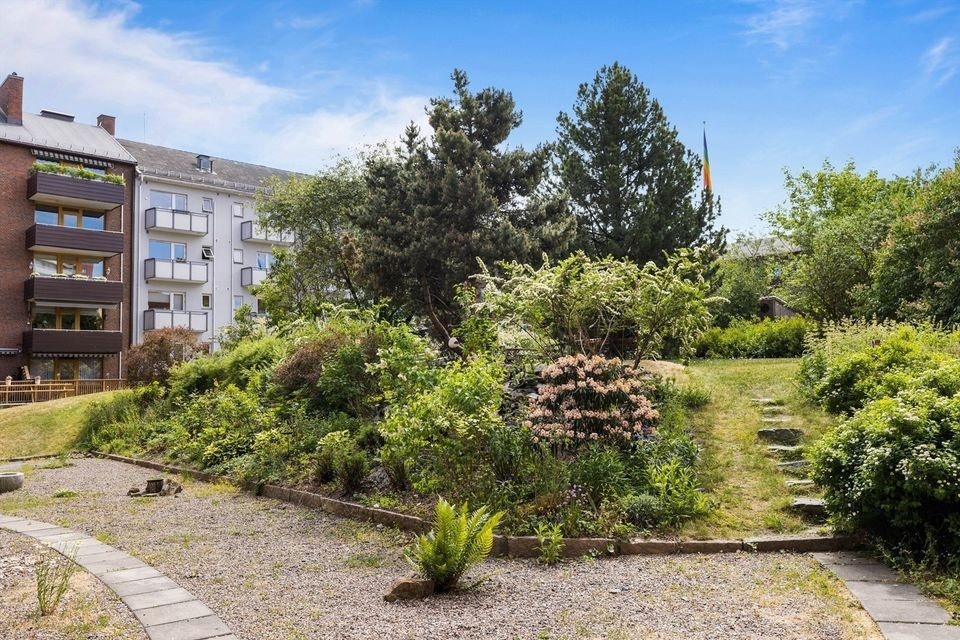 Bakgården. Galleribilde