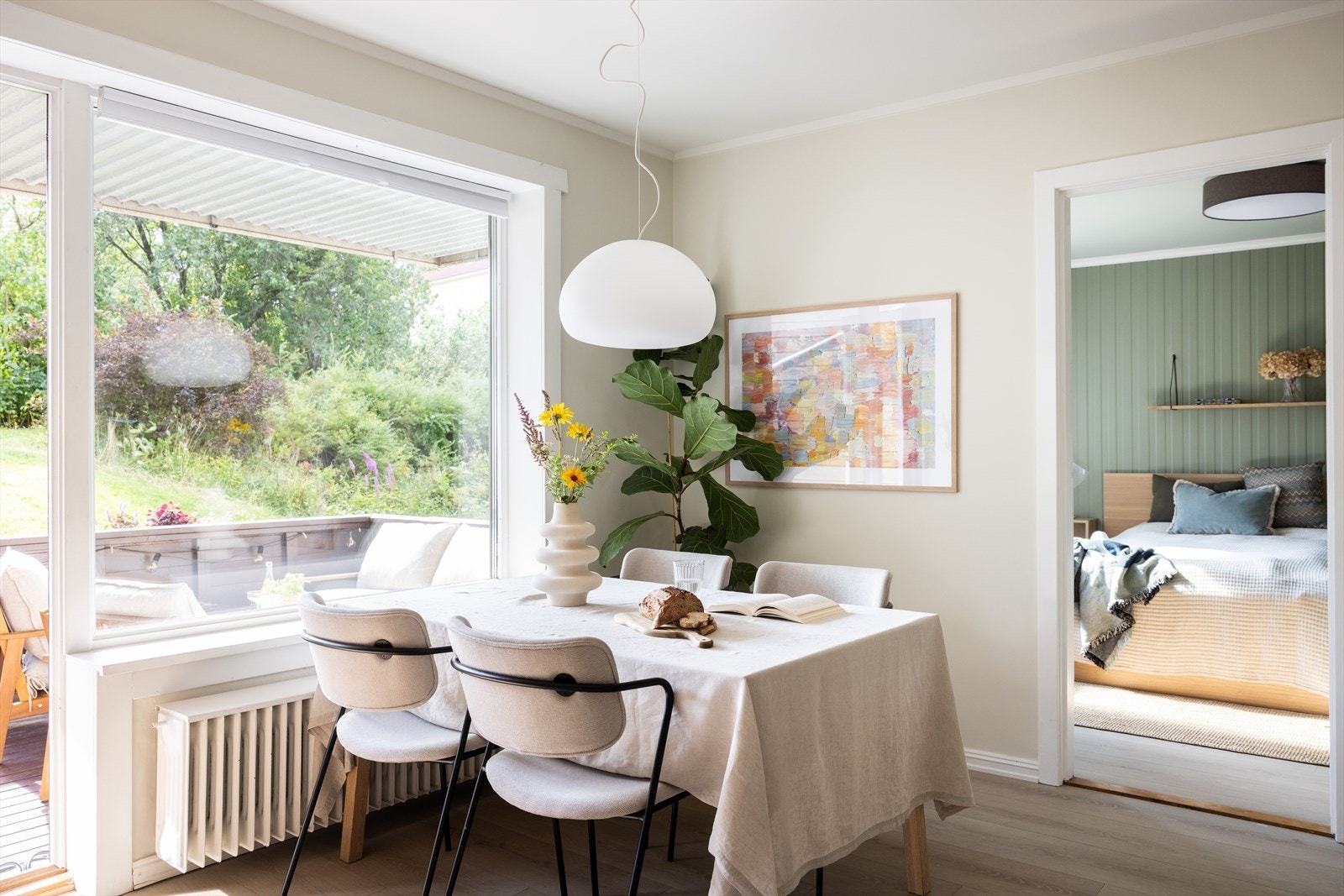 Leiligheten har en stor stue med god plass til både spisebord og sofagruppe. Galleribilde
