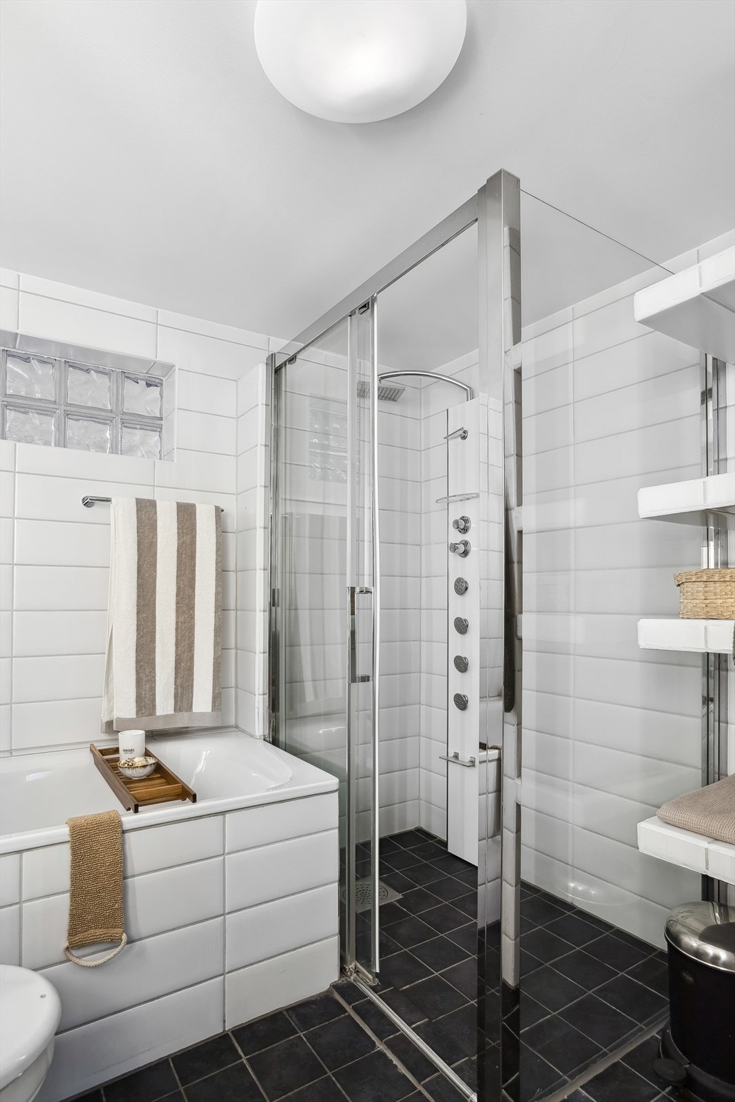 Bad fra byggeåret, og oppgradert med flis på flis i 2014. Galleribilde