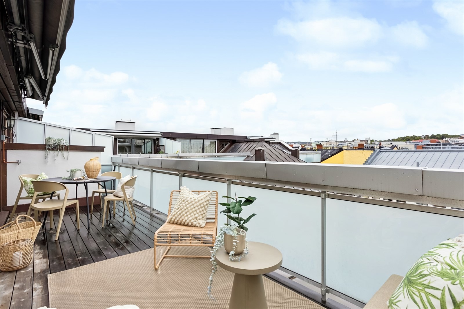 Gode solforhold og plass til utemøbler og grill. Dette er virkelig det perfekte stedet å nyte sommerdagene. Galleribilde