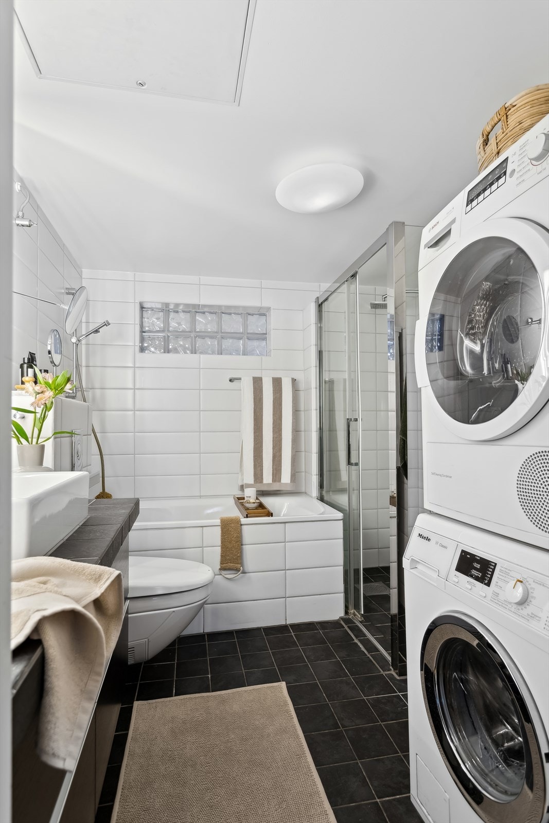 Det er opplegg for både vaskemaskin og tørketrommel. Galleribilde