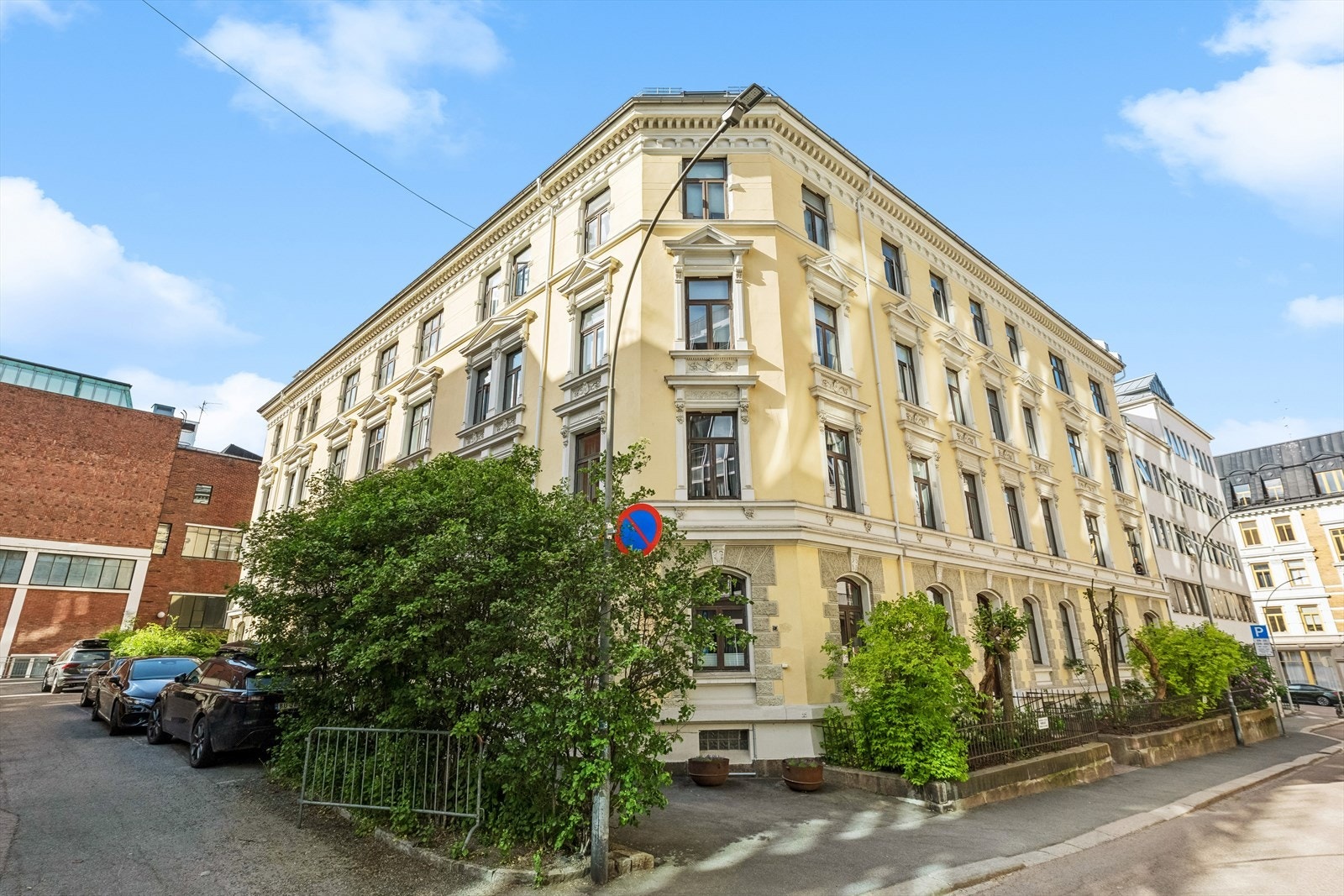 Beliggenheten er meget sentral med alt byen tilbyr innen gangavstand. 2 min til Bogstadveien, 2 min til Karls Johans gate, 10 min til Bislett og 15 min til Jernbanetorget og Oslo S. Galleribilde