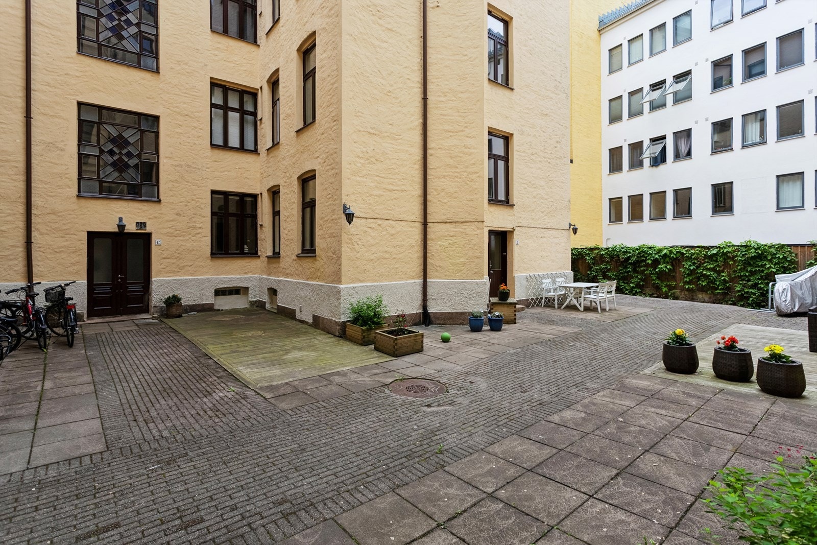 Klassisk bygård fra 1896 som ligger i en lite trafikkert gate. Galleribilde