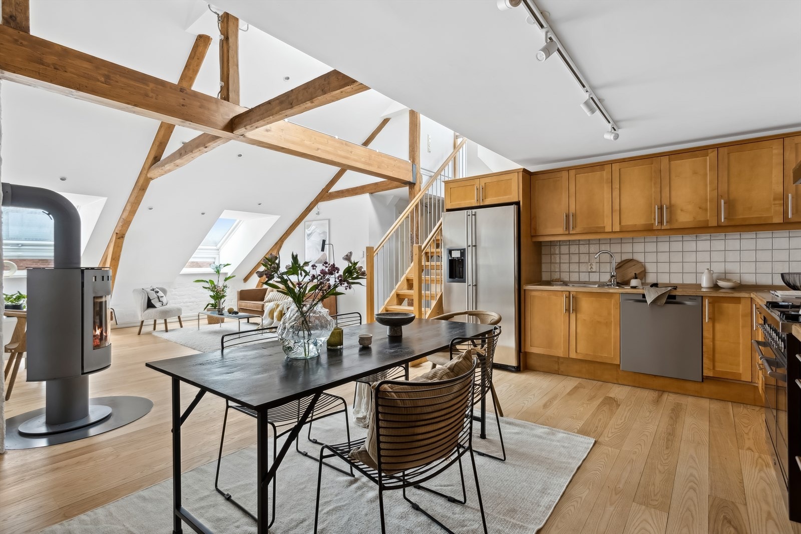 Kjøkken er utstyrt med Arthur Bonnet kjøkkeninnredning, heltre benkeplate, fliser over benk, kjøkkenventilator og opplegg for oppvaskmaskin. Galleribilde