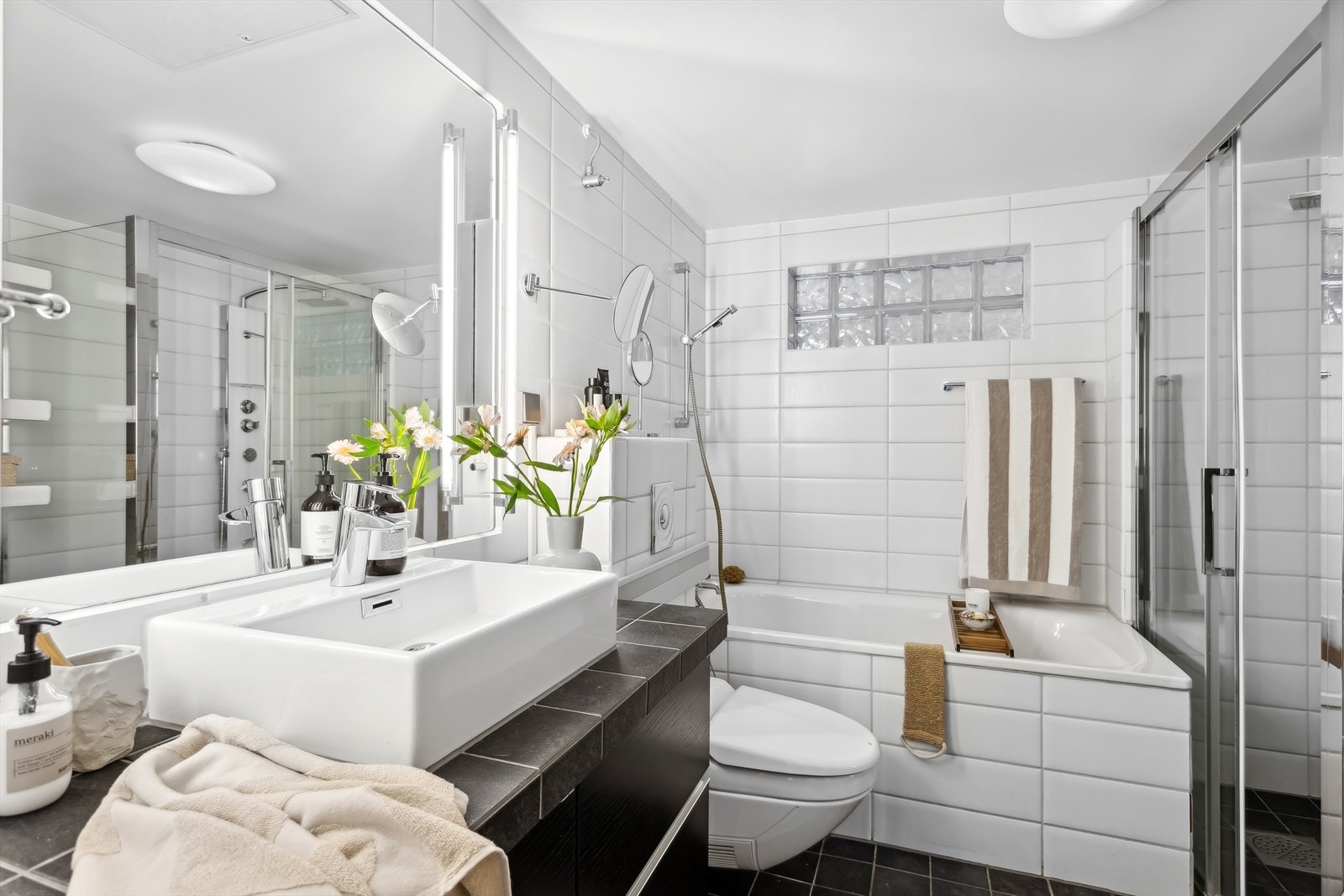 Tidløst bad med både badekar og dusj. Galleribilde