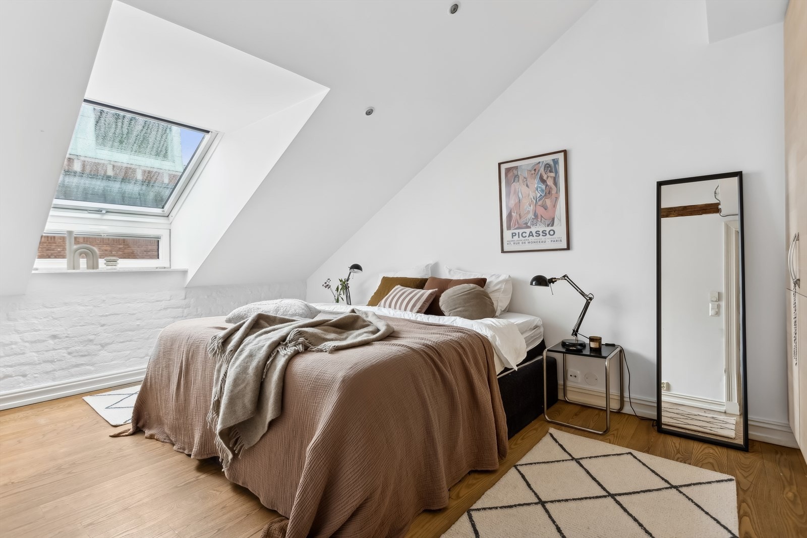 Boligen disponerer to romslige soverom med gode lagringsmuligheter. Galleribilde