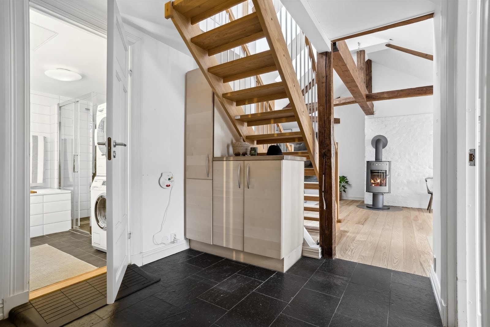 Det er god plass til ytterjakker, sko og diverse i garderobeløsningen i gangen. God planløsning og store oppholdsrom bidrar til å skape en hyggelig og luftig romfølelse. Galleribilde