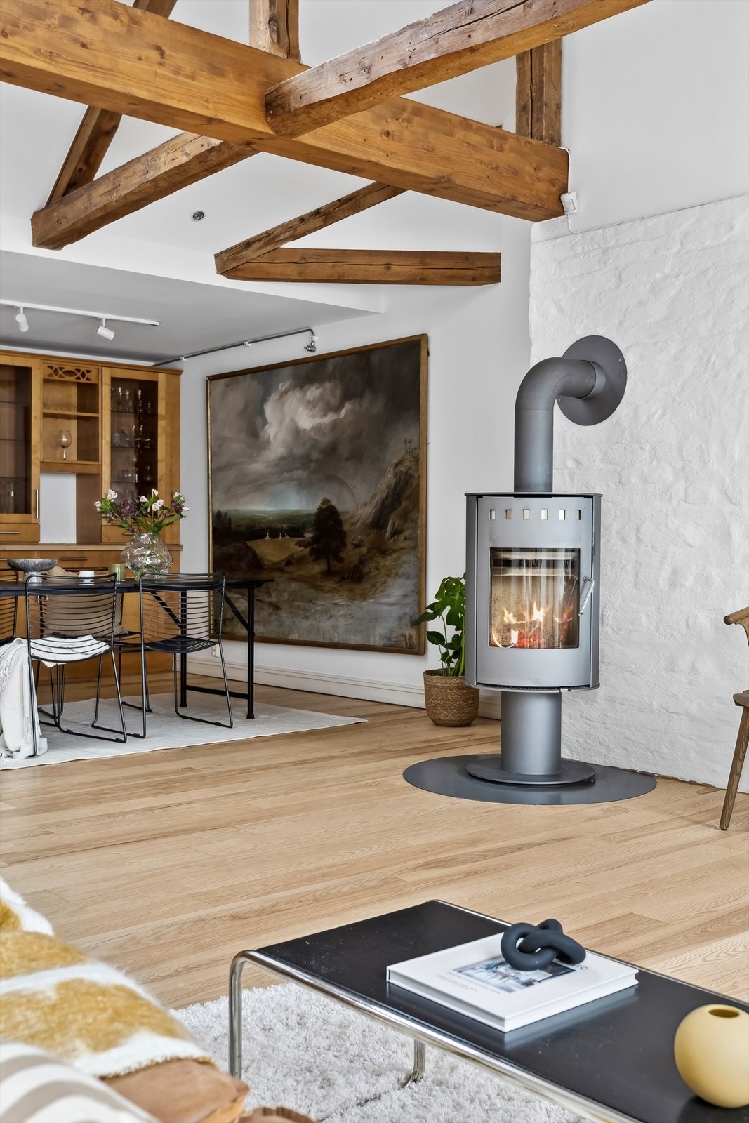 Det er også en flott og moderne peis som varmer godt kalde høst- og vinterdager. Galleribilde