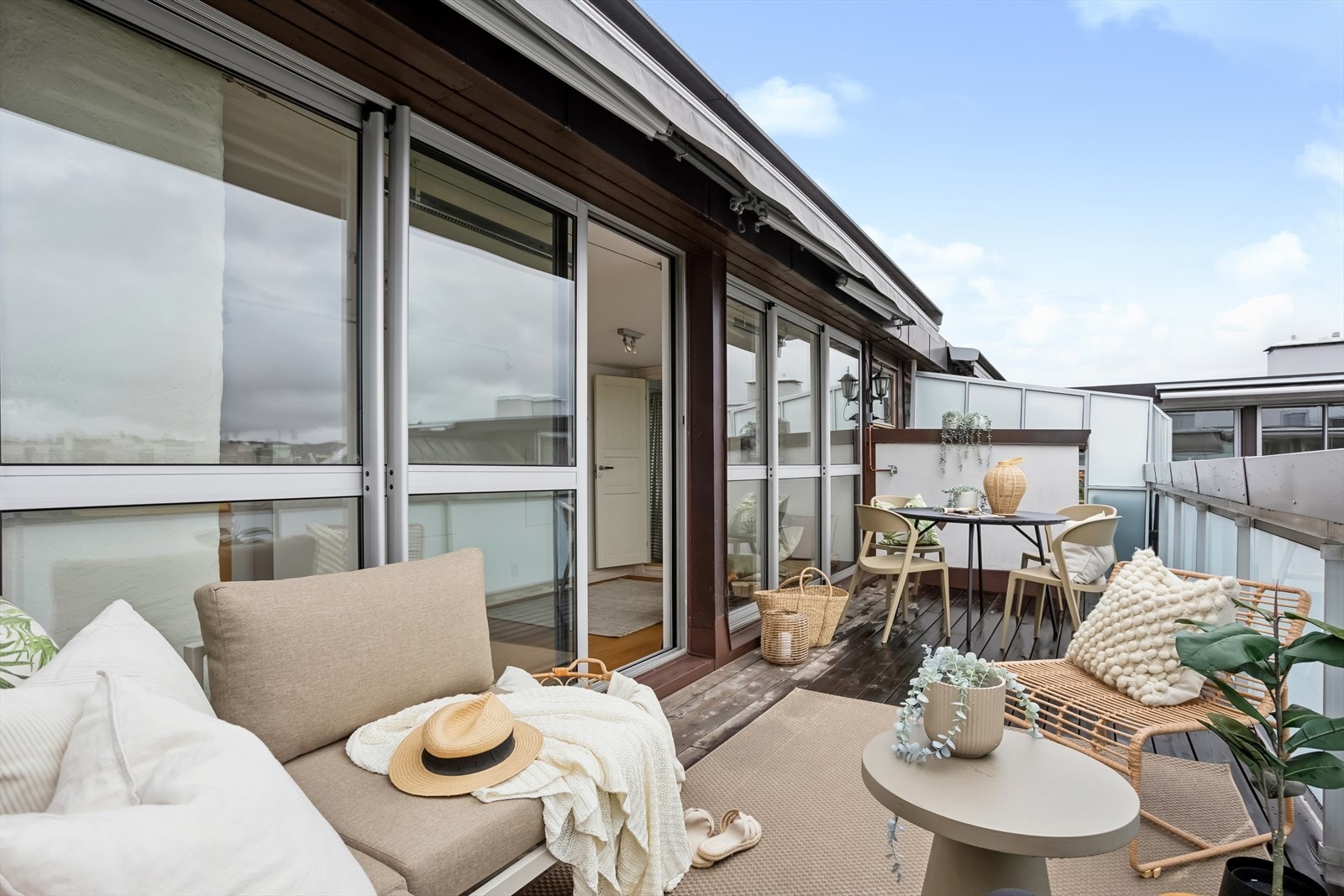 Herlig sydøstvendt terrasse på ca. 15kvm. Galleribilde