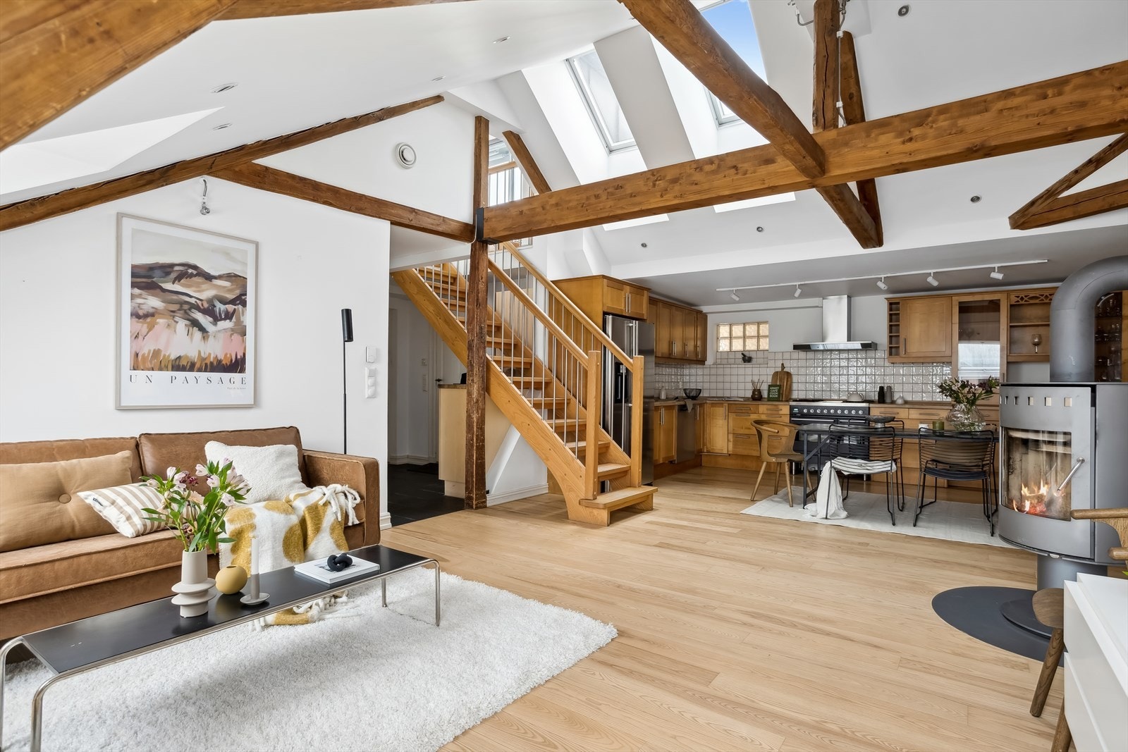 De store vindusflatene sammen med sammen med den gode takhøyden på ca. 3,79m skaper en luftig og fin atmosfære. Galleribilde