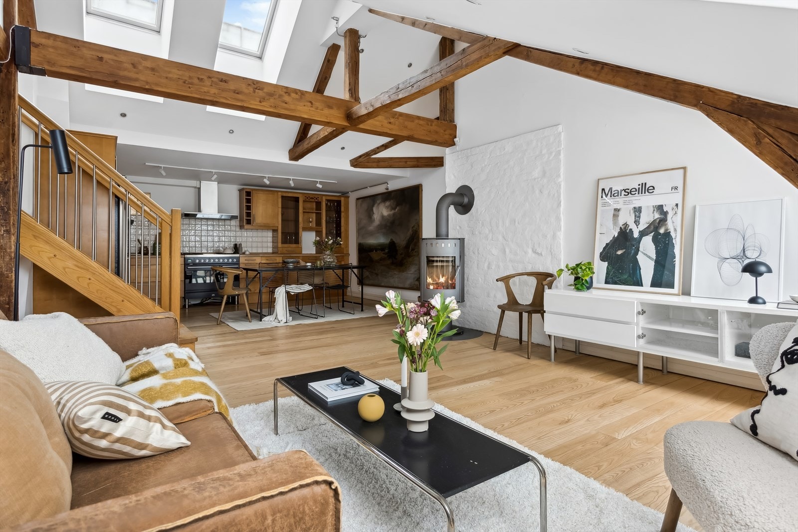 Stuen i åpen løsning med kjøkkenet skaper en sosial sone hvor også kokken holdes med selskap. Galleribilde