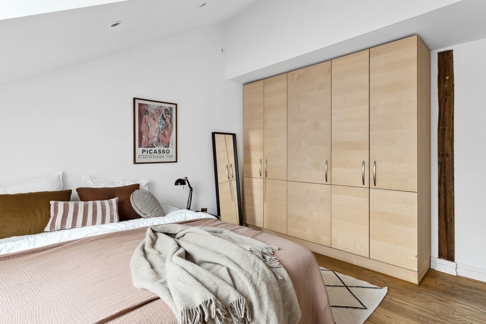 Det er god takhøyde, 1-stavs parkett (japansk Ask) og betydelige vindusoverflater. Galleribilde