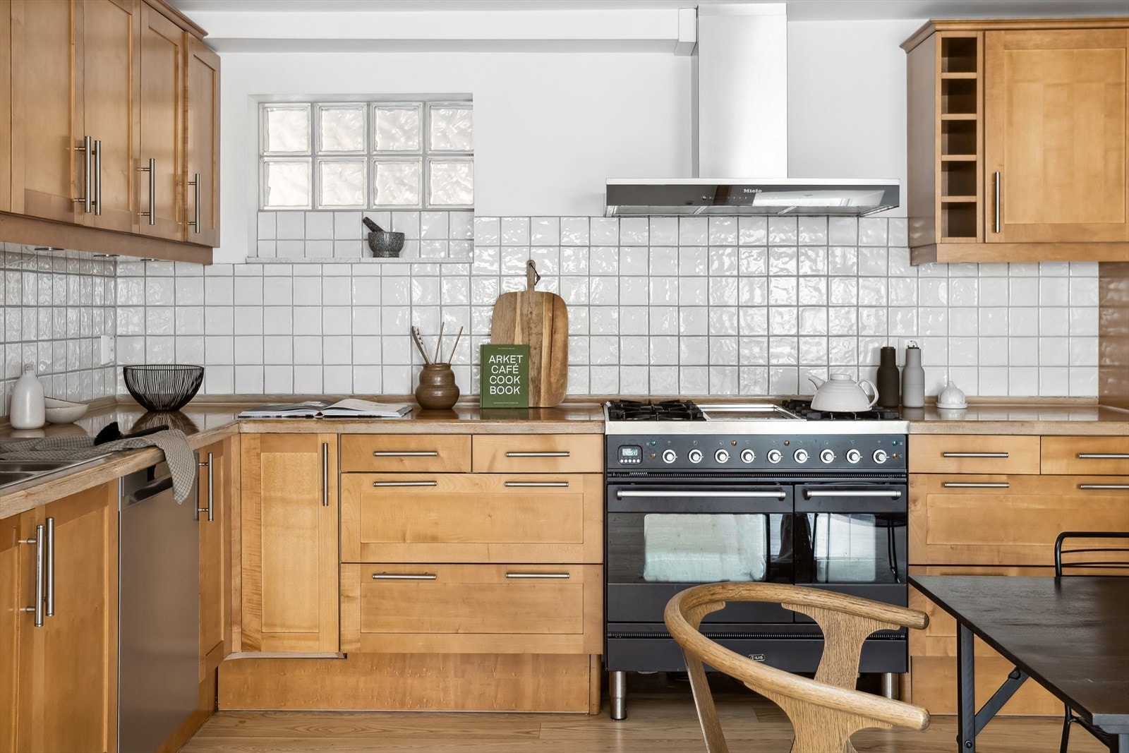 Hvitevarer som komfyr med gassbluss og platetopp, oppvaskmaskin og side by side kjøl/frys. Galleribilde