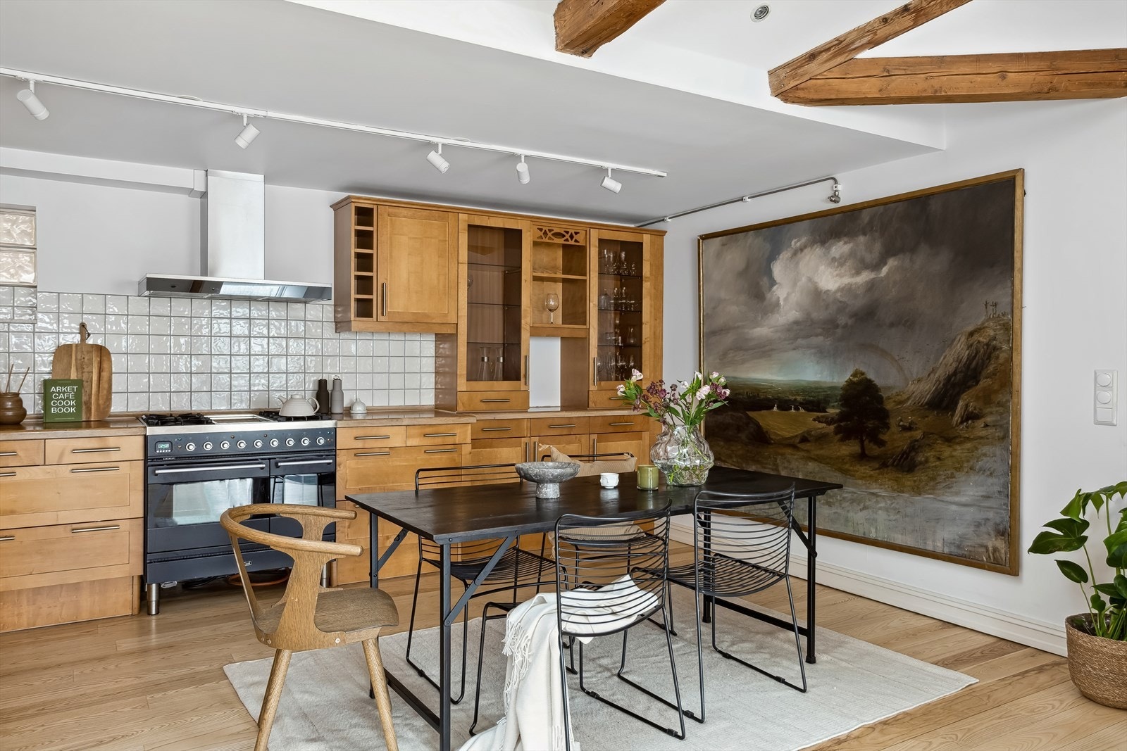 Det er plass til et stort spisebord hvor en bedre middag kan nytes sammen med det inviterte selskapet. Galleribilde