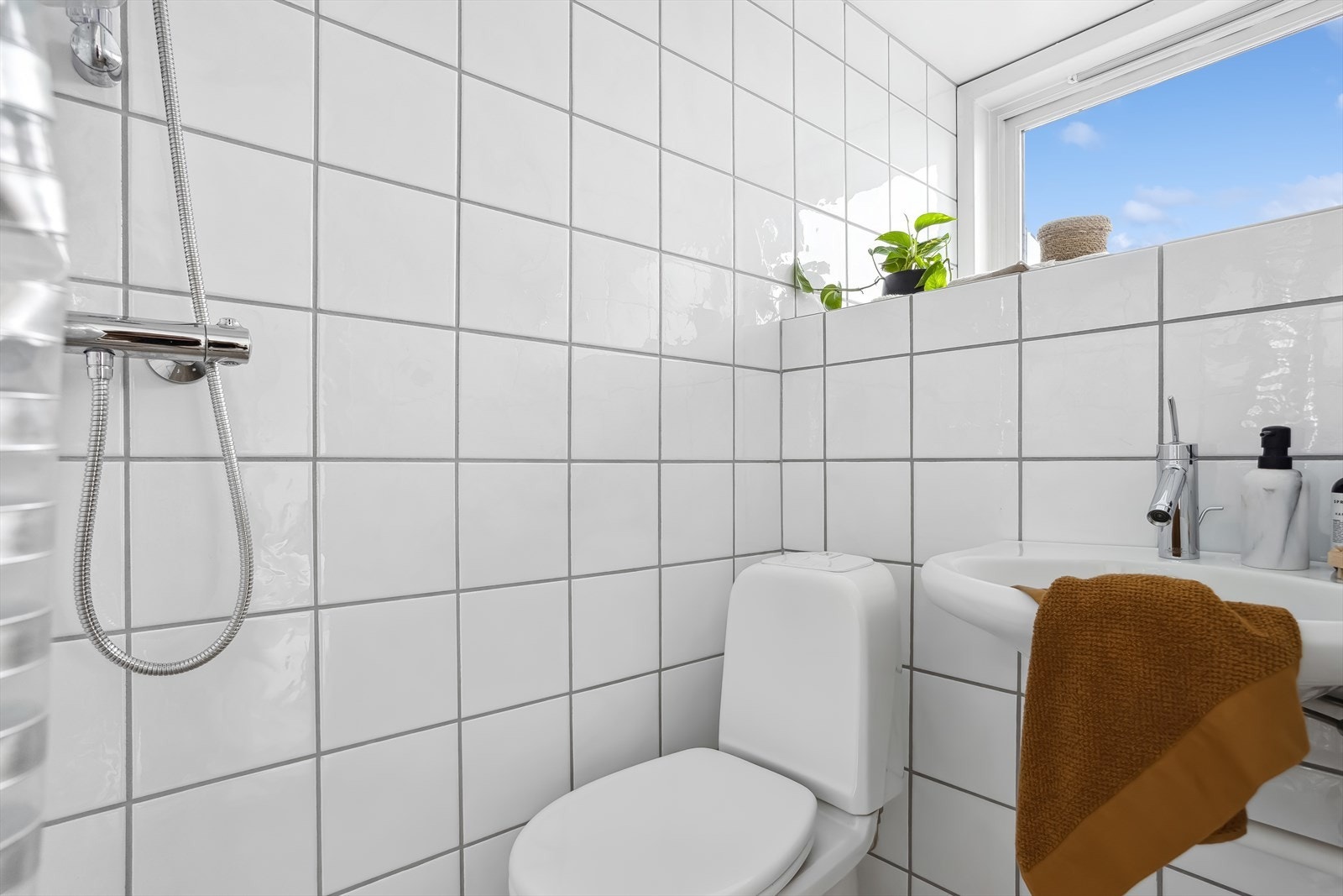 Bad i loftetasje er utstyrt med servant og ett-greps bl. batteri, speil, lys, dusj med forheng og gulvstående toalett. Badet er fra 2004. Galleribilde