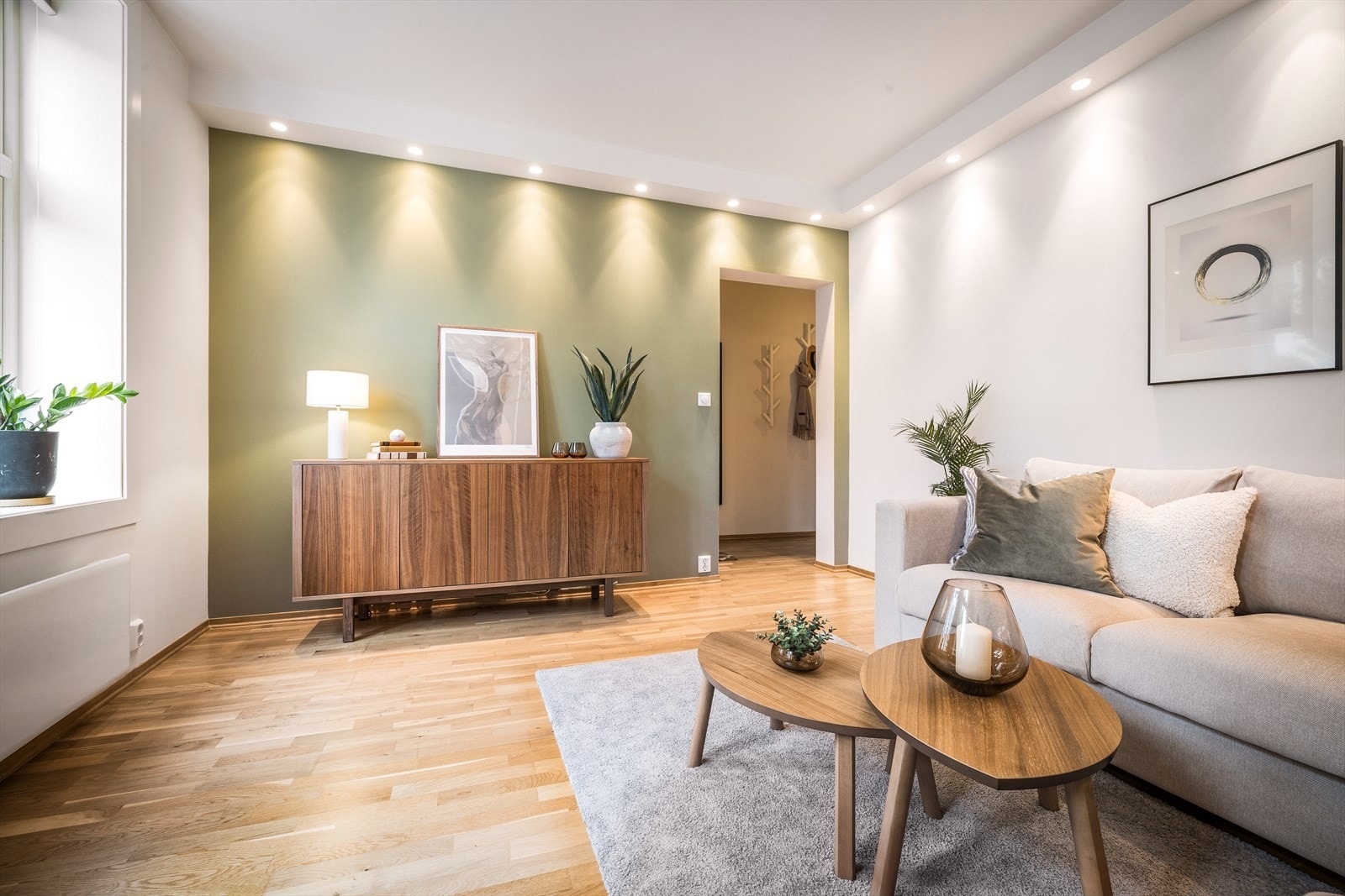 Leiligheten har en takhøyde på ca 2,50 m, og stuen har et gulvareal på ca 14 m². Stuen har dimbare downlights i taket. Galleribilde